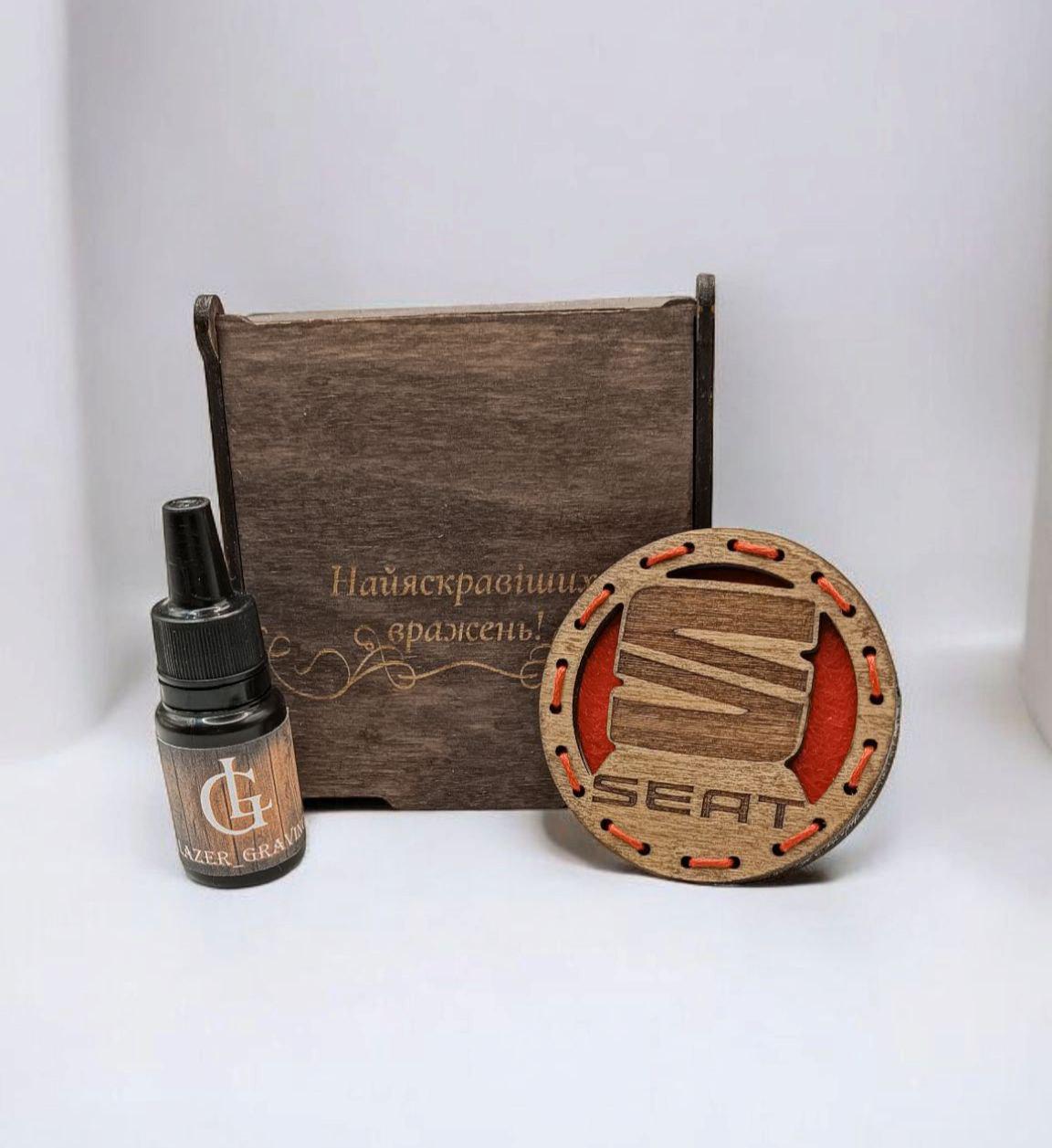 Ароматизатор в дифлектор в подарочной коробке для авто Seat из дерева и войлока с аромапарфюм 5 мл (103) Ароматизатор в дифлектор в подарочной коробке для авто Seat из дерева и войлока с аромапарфюм 5 мл (103)