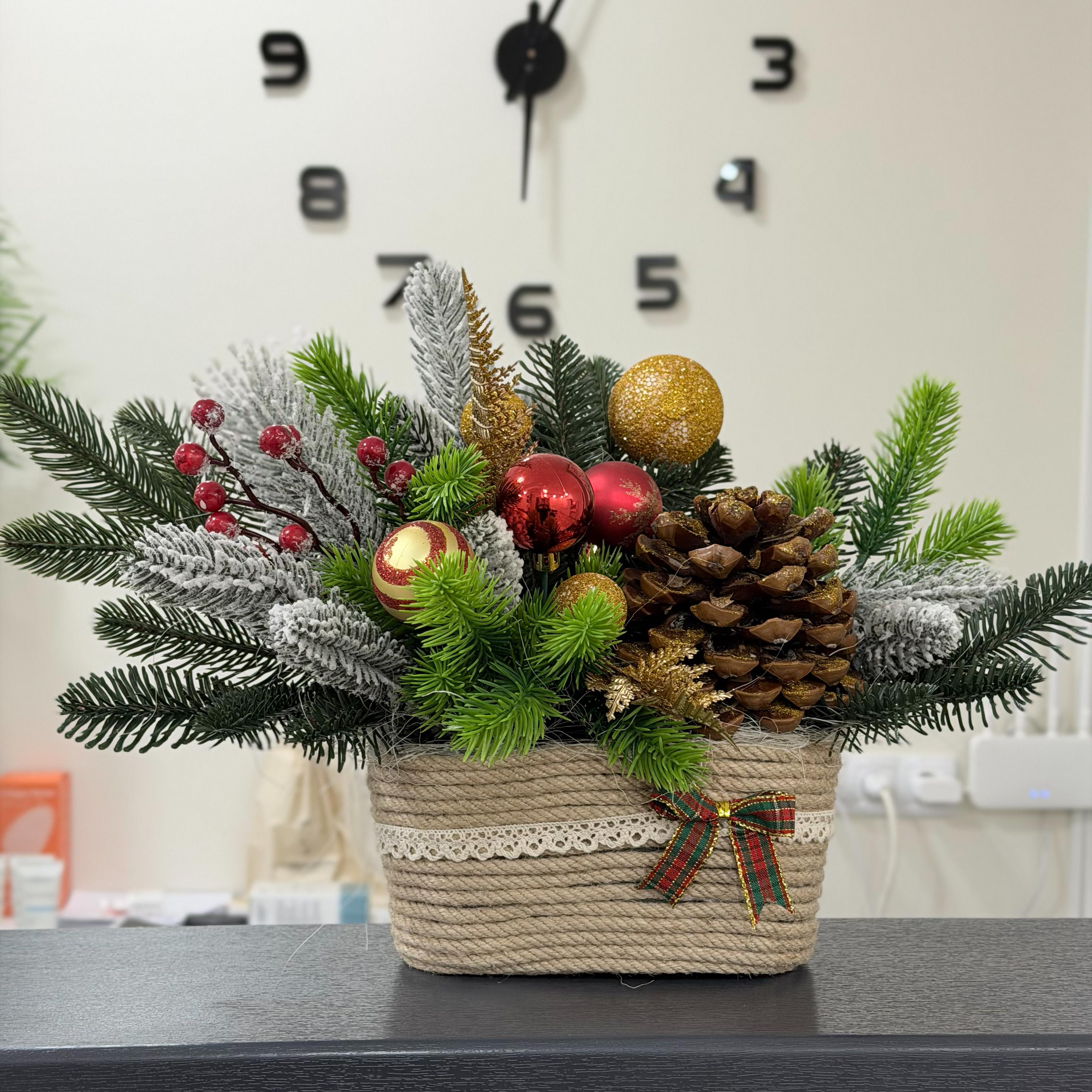 Украшение для стола GALADECOR с XL шишкой с заснеженной хвоей и игрушками 25х35 см - фото 2 Украшение для стола GALADECOR с XL шишкой с заснеженной хвоей и игрушками 25х35 см - фото 2
