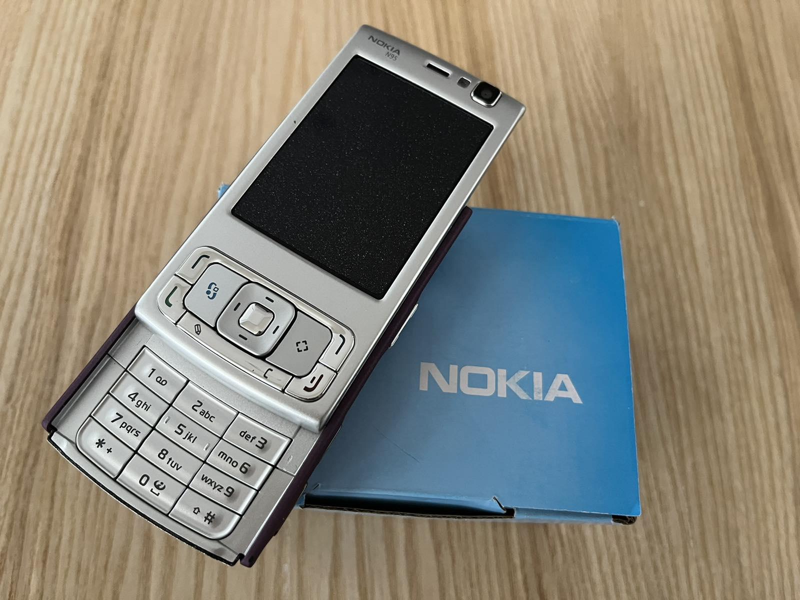 Мобільний телефон слайдер Nokia N95 Red - фото 3