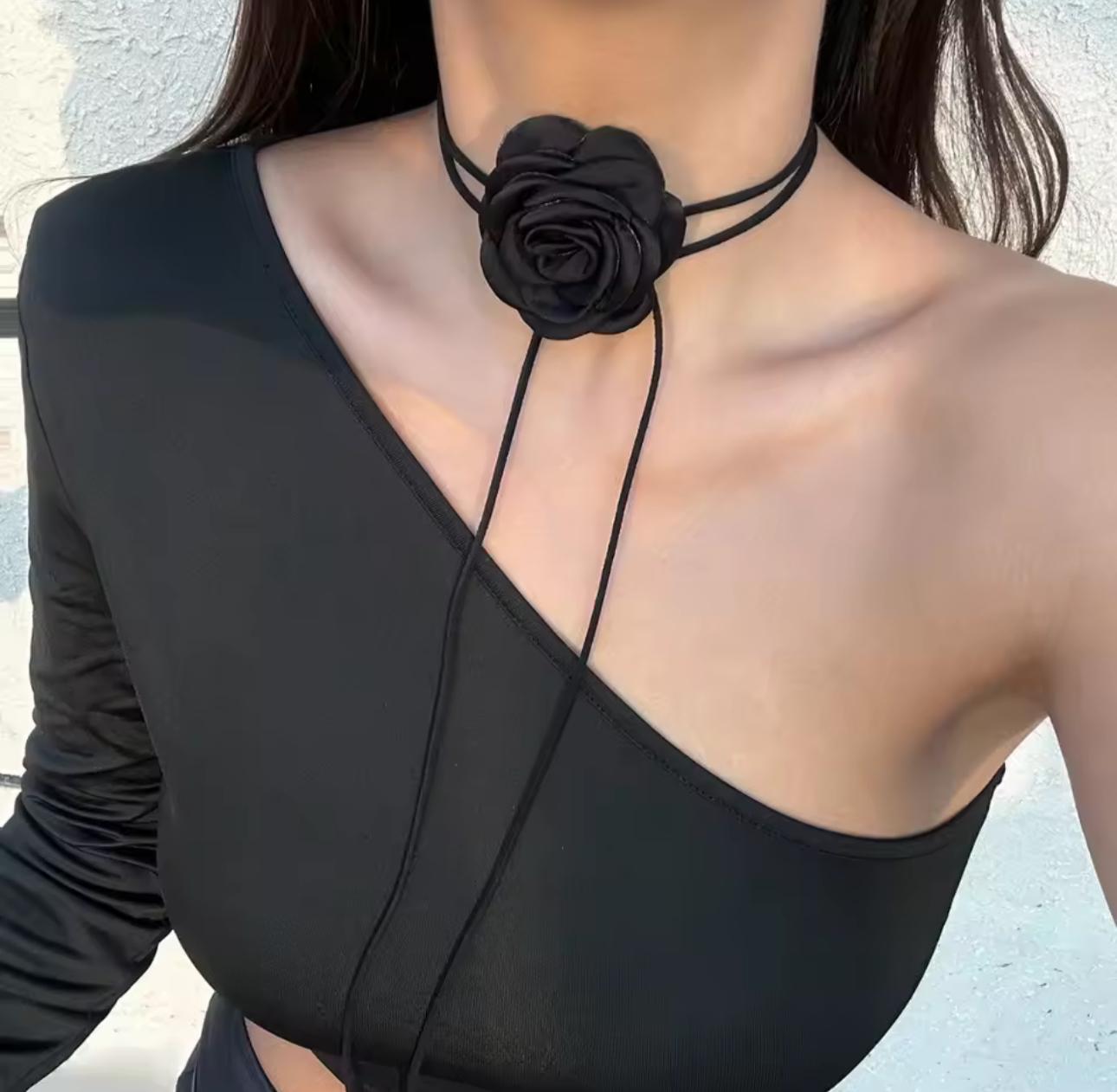 Чорний чокер із бархатною стрічкою та трояндою, жіночий аксесуар на шию - фото 3 Чорний чокер із бархатною стрічкою та трояндою, жіночий аксесуар на шию - фото 3