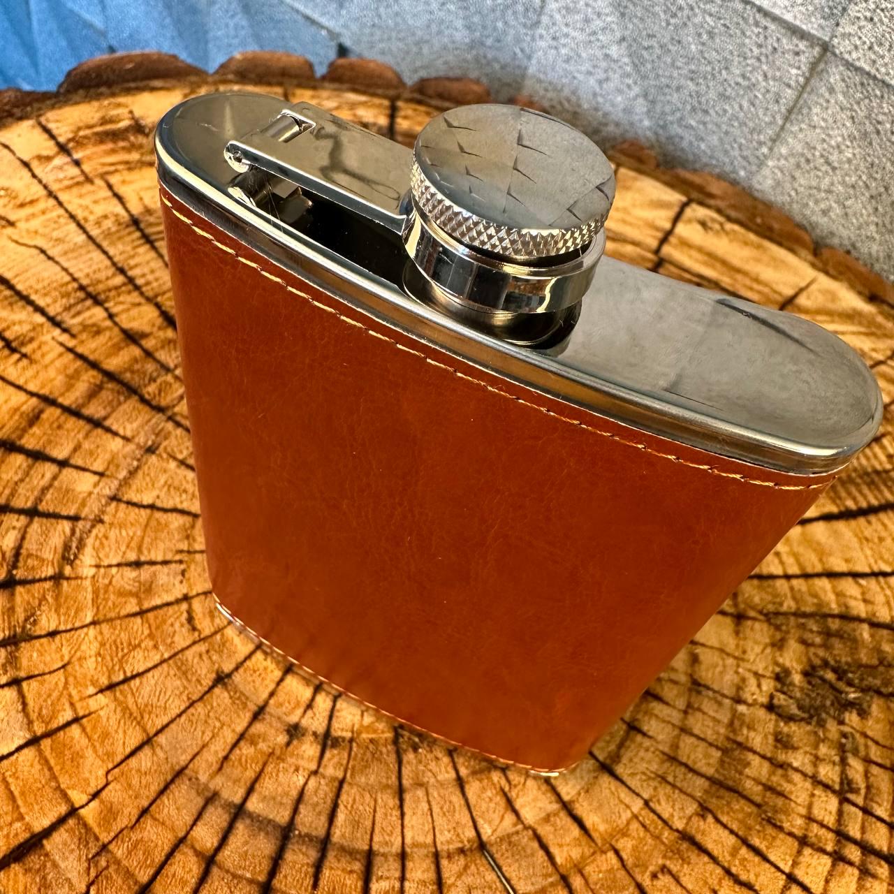 Подарунковий набір фляга для алкоголю 4 чарки з шахами в дерев'яній коробці - фото 3 Подарунковий набір фляга для алкоголю 4 чарки з шахами в дерев'яній коробці - фото 3