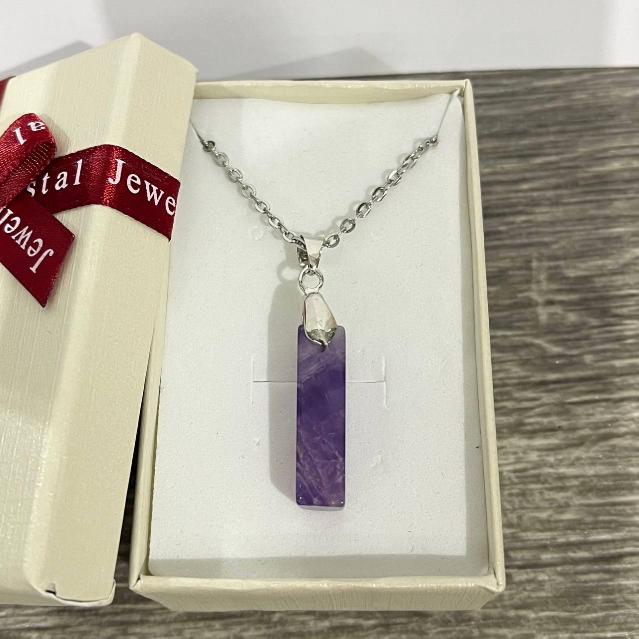Кулон талісман з натуральним каменем аметист фіолетовий у формі прямокутника 25х7 мм на ювелірному ланцюжку (2052978269)