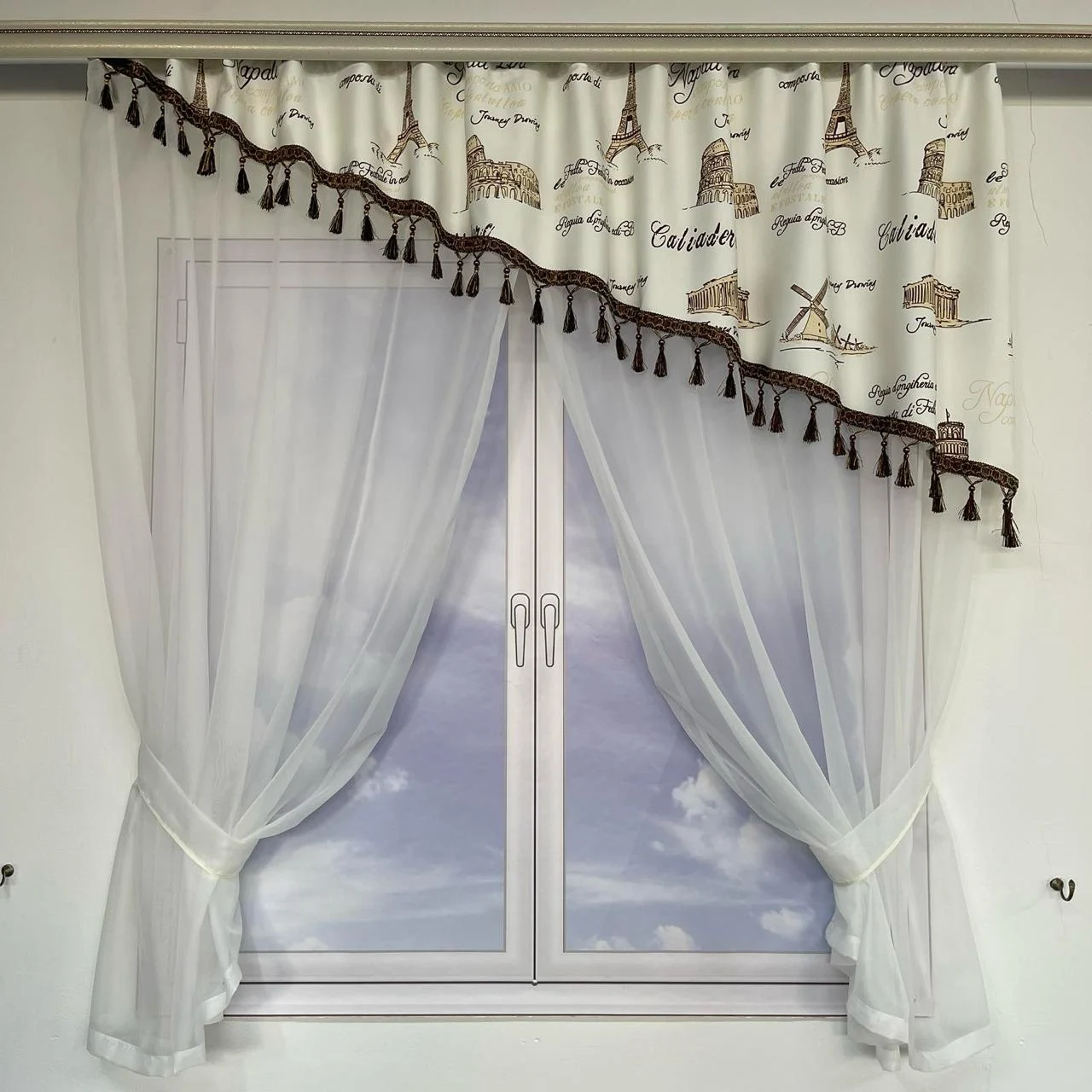 Занавеска с ламбрекеном Coffee Time шифон/атлас с бахромой на тесьме с коричневым рисунком 3x1,8 м Белый (KU-620-6) - фото 1