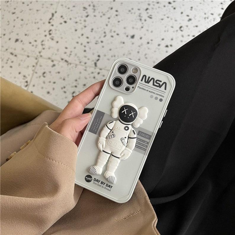 Чехол для iPhone 12 Pro 3D Kaws NASA Астронавт Белый