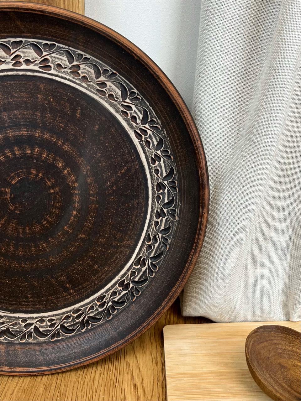 Блюдо для пиццы керамическое глиняное резное ангоб 30 см (3001-27) - фото 4 Блюдо для пиццы керамическое глиняное резное ангоб 30 см (3001-27) - фото 4