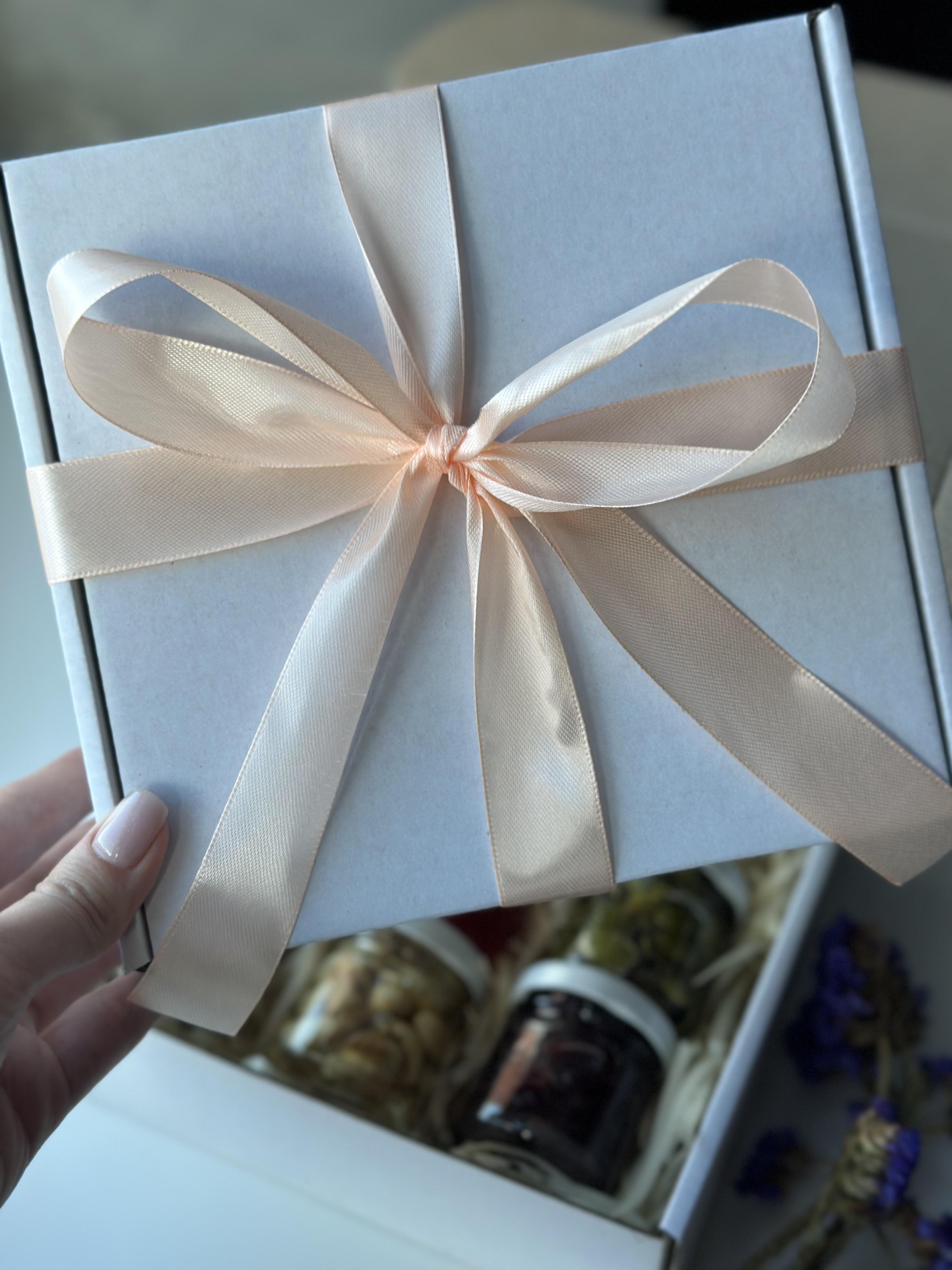 Подарунковий набір у коробці горішки в меді акації 9 баночок по 50 г Білий - фото 2 Подарунковий набір у коробці горішки в меді акації 9 баночок по 50 г Білий - фото 2