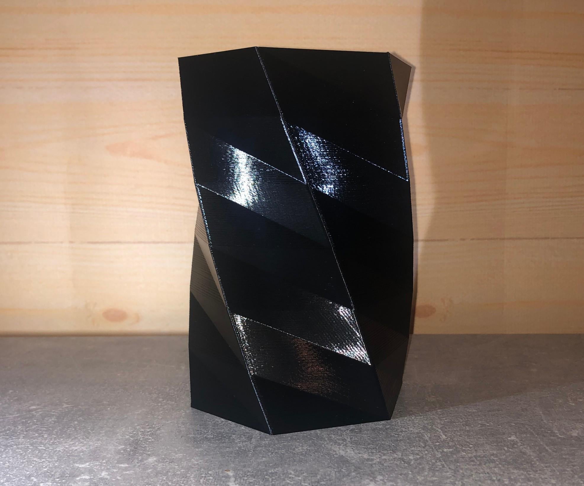 Ваза шестигранная декоративная тонкостенная Полигональная спираль Черный (12040040202)