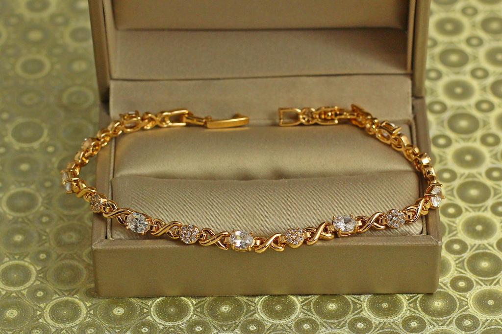 Браслет Xuping Jewelry Восьмерки с белыми камнями и монетками 18,5 см 4 мм Золотистый (31594538)