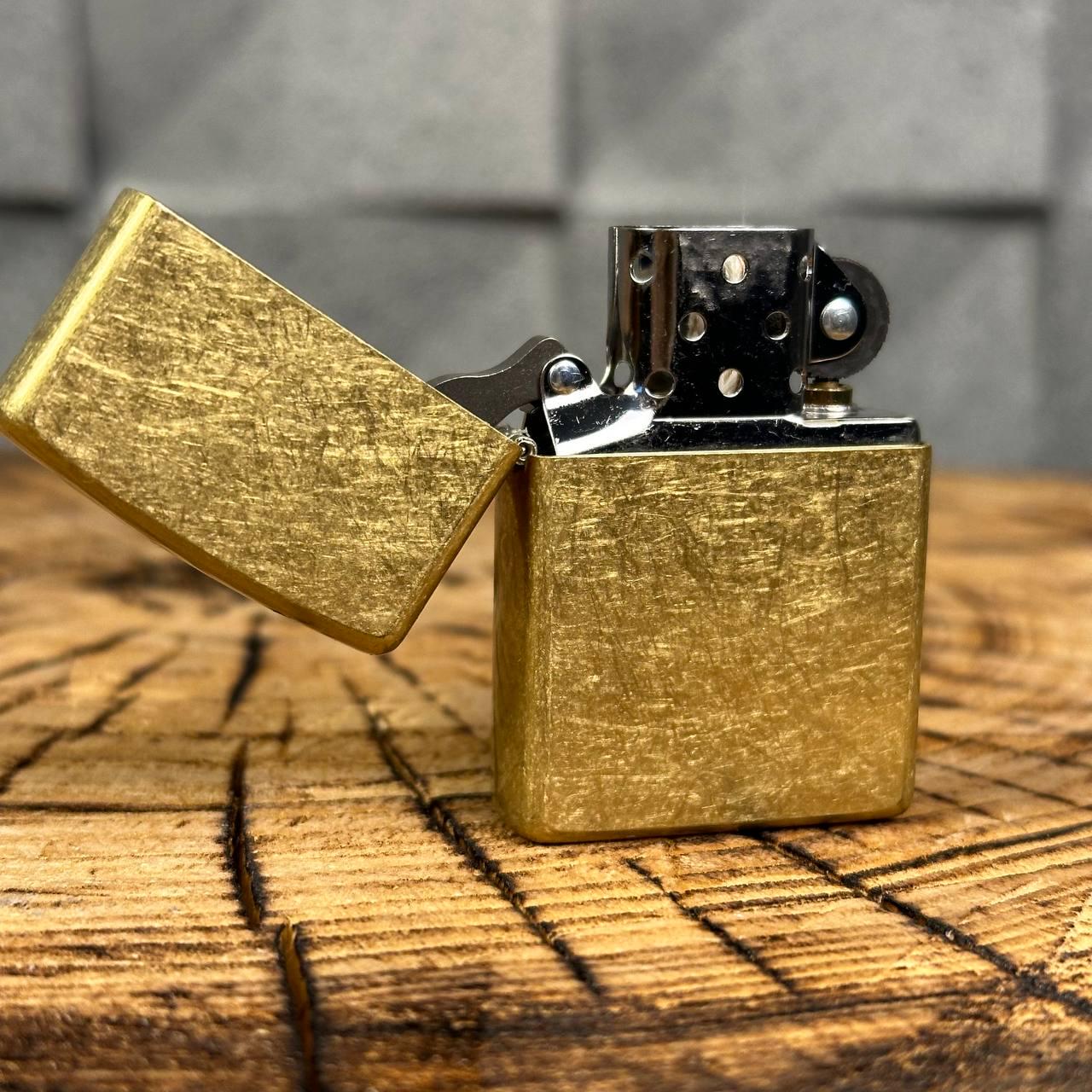 Зажигалка бензиновая ZIPPO Classic Street Brass в подарочной упаковке - фото 3 Зажигалка бензиновая ZIPPO Classic Street Brass в подарочной упаковке - фото 3