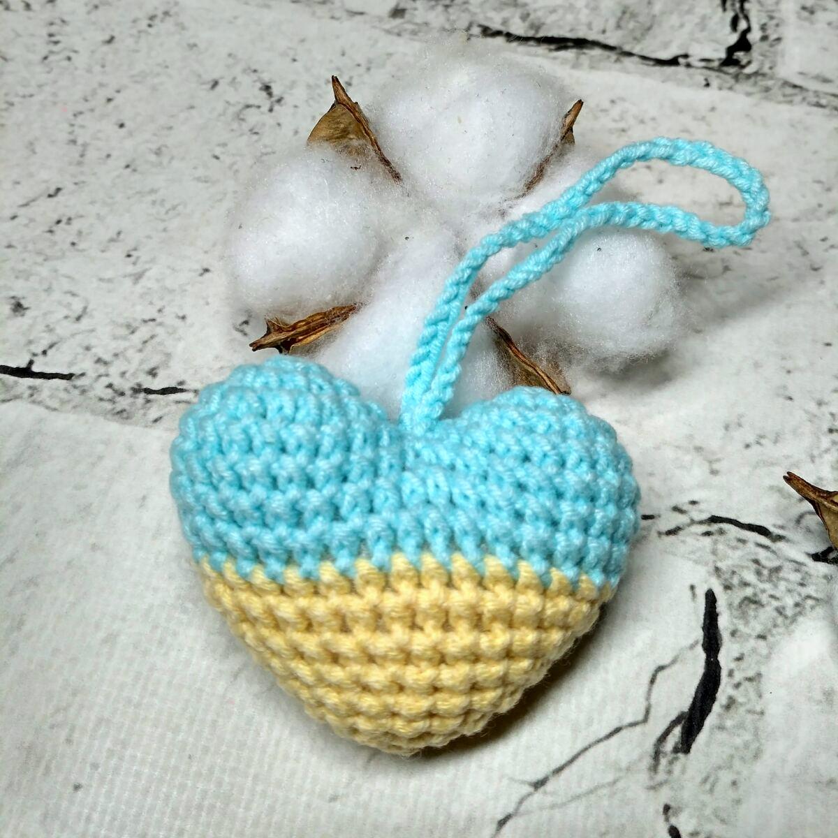 Брелок подвеска патриотичный Сердце Украина вязаный ручной работы амигуруми 6х5 см Желто-голубой (2022-2)