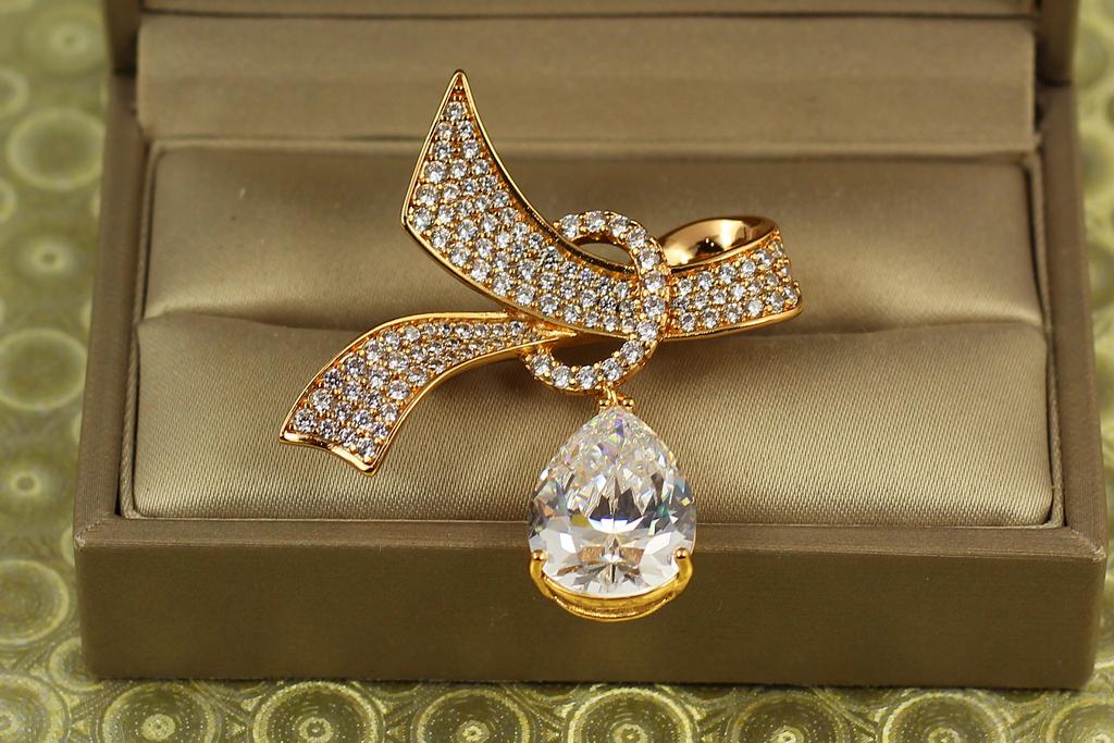 Брошь Xuping Jewelry Лента с танцующей каплей Золотой (31022791)