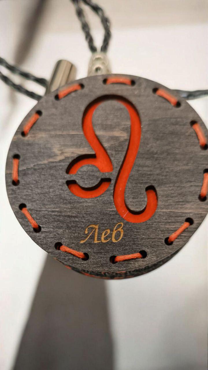 Ароматизатор для авто зі знаком зодіака Лев з дерева/войлока та аромапарфюм 10 мл (85) - фото 4 Ароматизатор для авто зі знаком зодіака Лев з дерева/войлока та аромапарфюм 10 мл (85) - фото 4