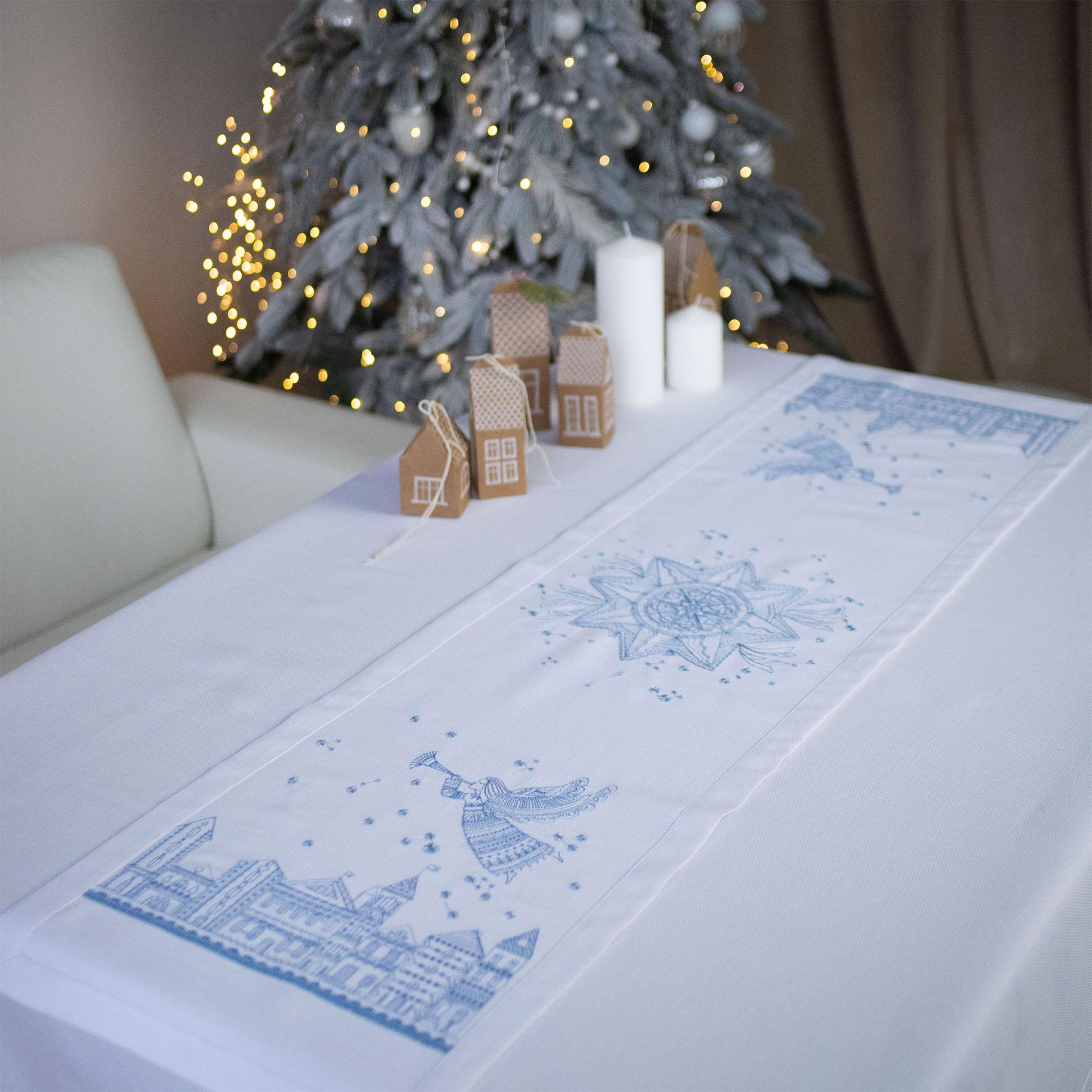 Доріжка на стіл різдвяна Едельвіка Ангел над містом 1,40x0,40 м (369-24/00) - фото 2 Доріжка на стіл різдвяна Едельвіка Ангел над містом 1,40x0,40 м (369-24/00) - фото 2