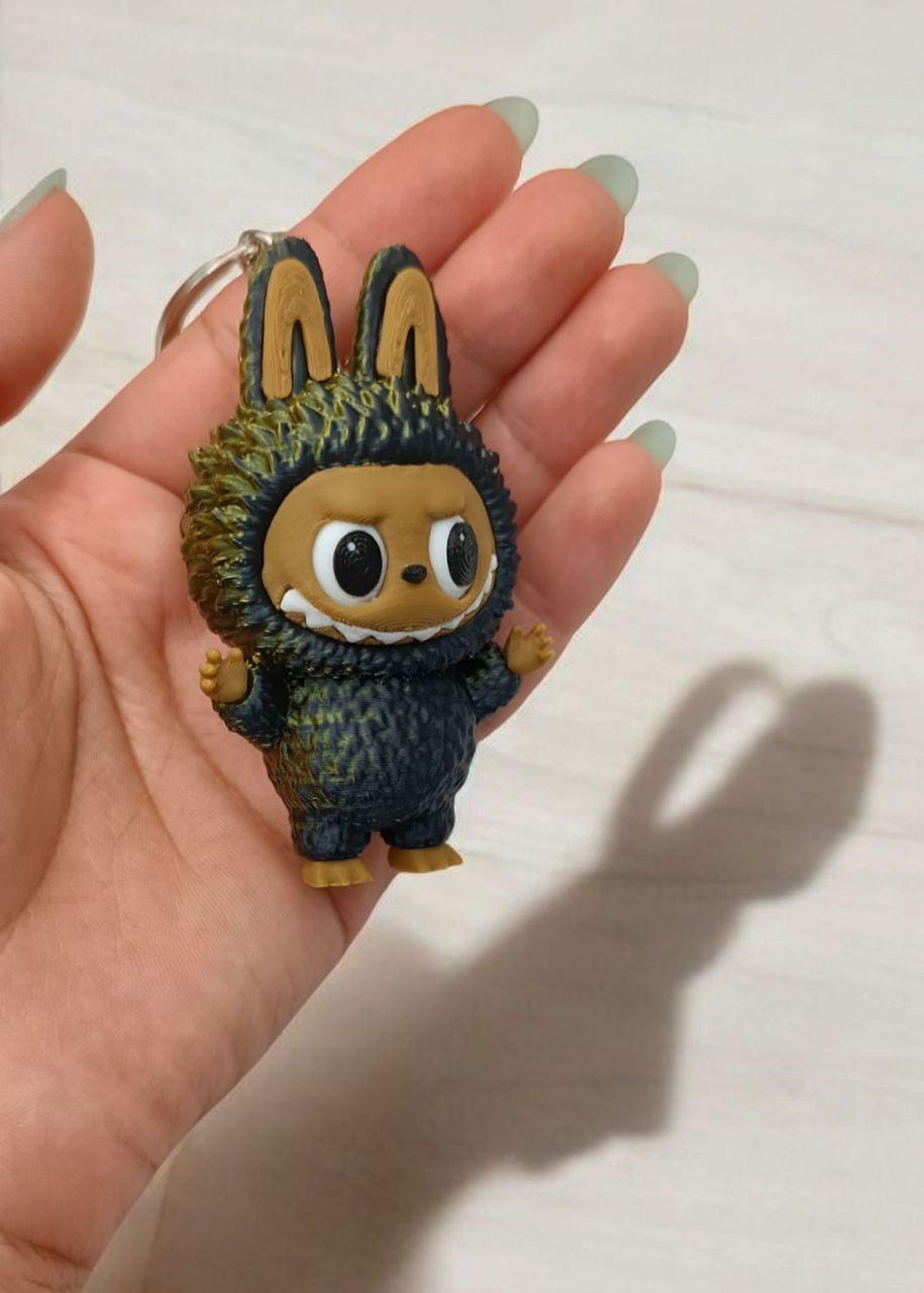 Брелок Лабубу 3Д пластиковый Черно-золотой (27472038) - фото 5