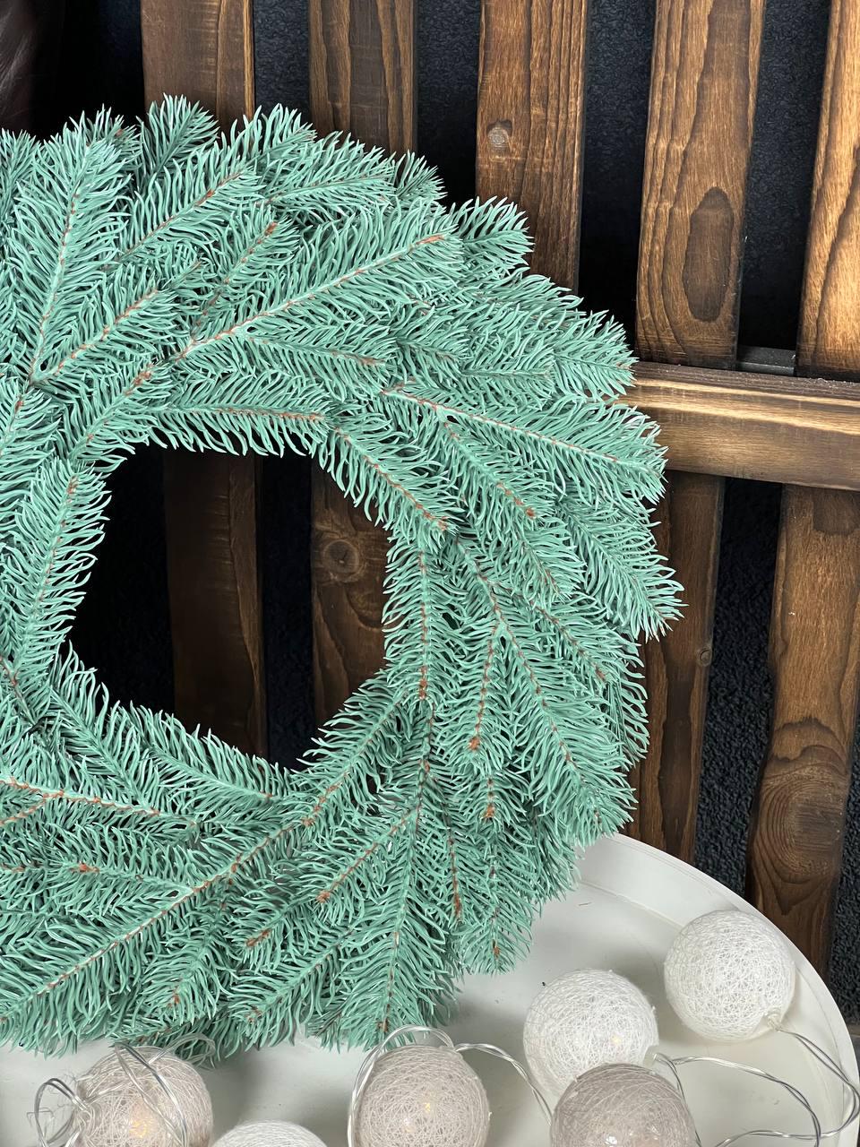 Новорічний вінок Тріумф зі штучної хвої 40 см Блакитний (YA678607) - фото 4 Новорічний вінок Тріумф зі штучної хвої 40 см Блакитний (YA678607) - фото 4