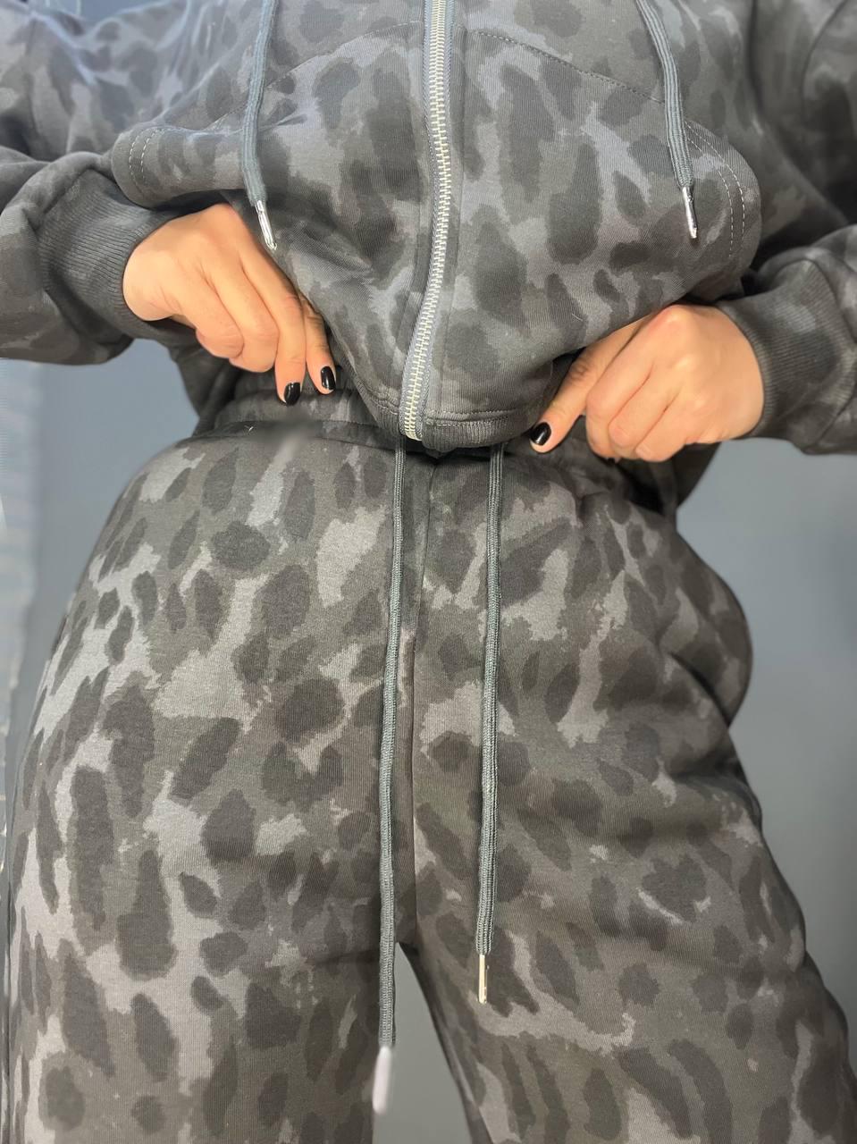 Костюм женский A-N 2762 утепленный худи с капюшоном и брюки палаццо леопардовый принт L Графитовый (3201) - фото 3 Костюм женский A-N 2762 утепленный худи с капюшоном и брюки палаццо леопардовый принт L Графитовый (3201) - фото 3
