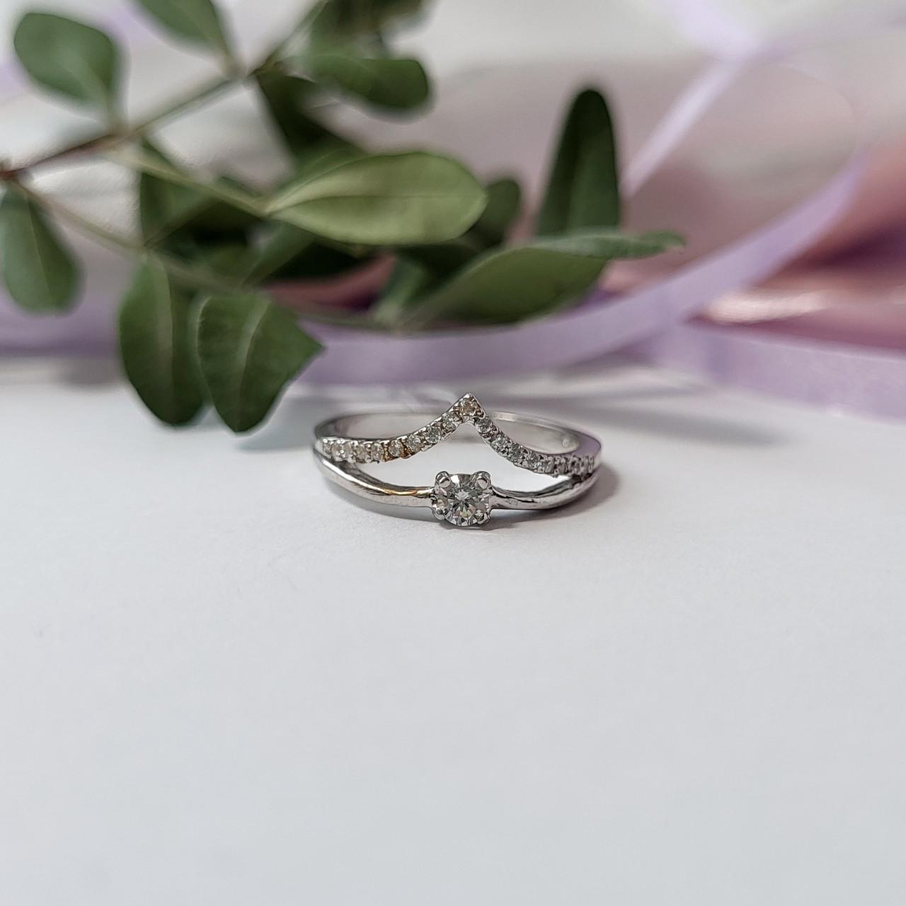 Кольцо уголок с белыми камнями серебро 925 пробы родированное 1,70 г р. 16,5 (45174р)