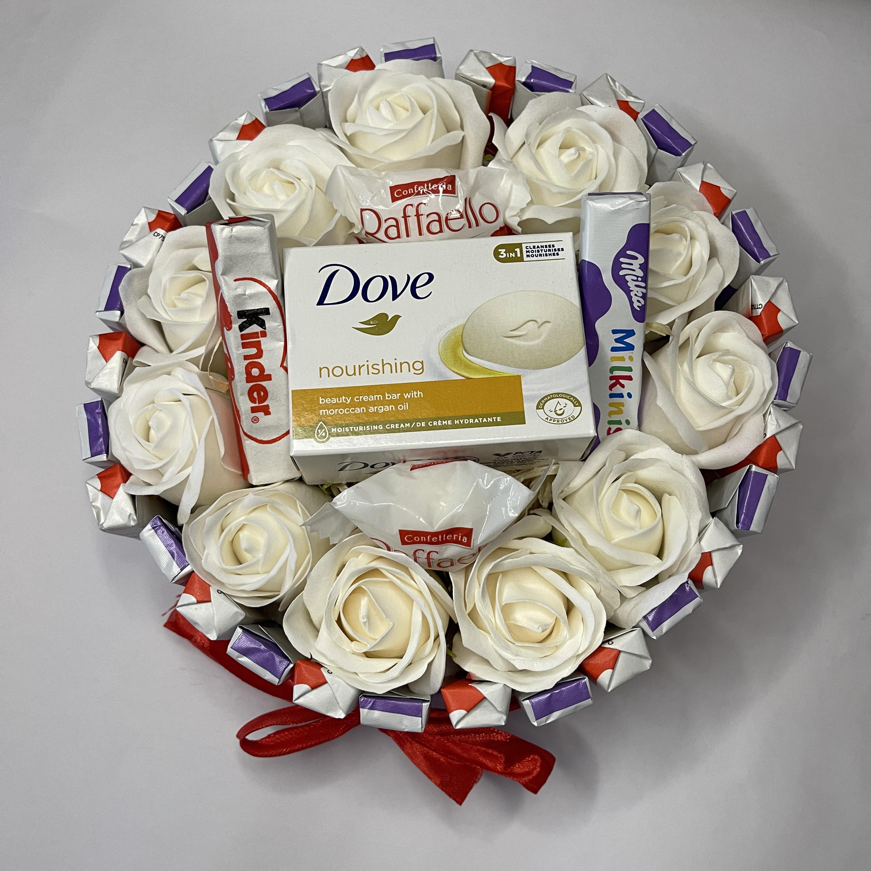 Подарочный торт с конфетами Raffaello и розами (225)