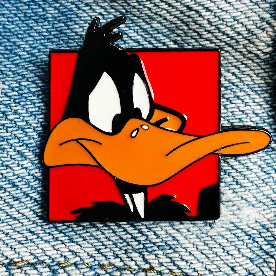 Значок-пін Looney Tunes Daffy (00000002613)