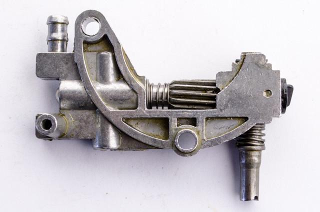 Насос масляный для бензопил серии 4500-5200 (0202)