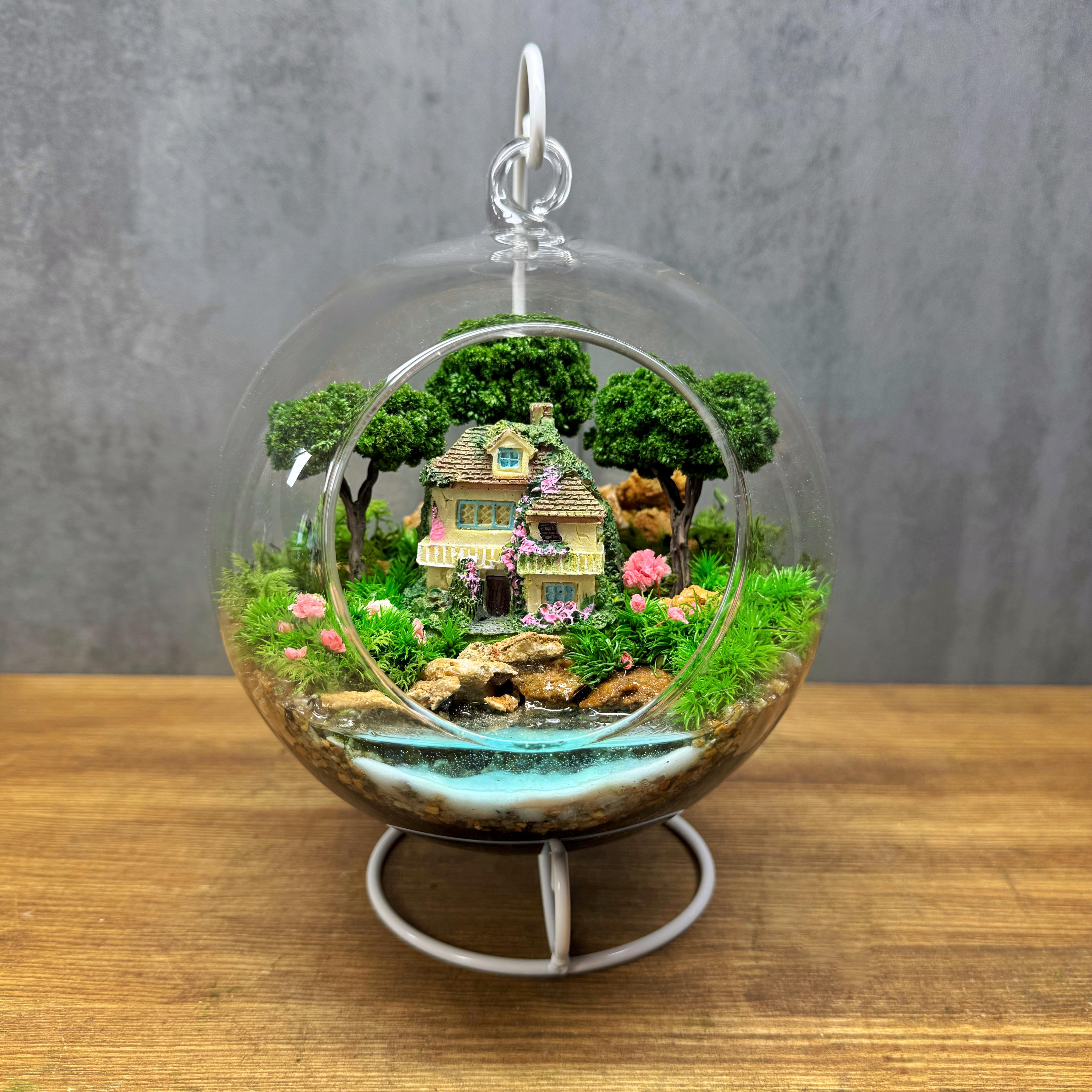 Флораріум у підвісній кулі зі стабілізованими деревами та будиночком D18 см