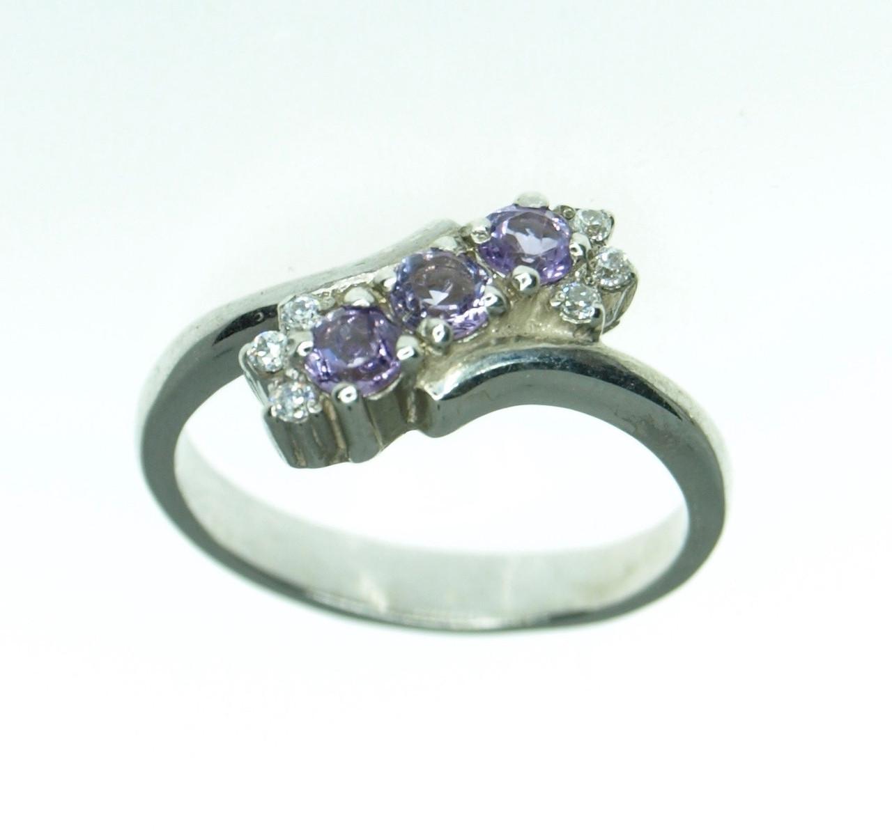 Кольцо из серебра с аметистом и фианитом р. 16 (2101600374)