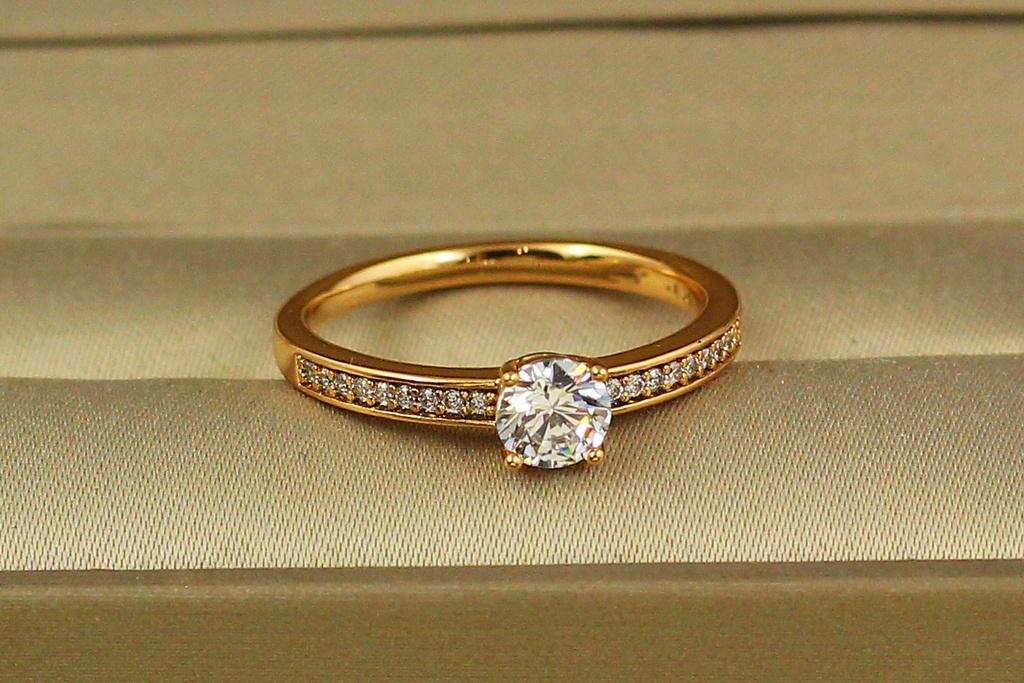 Кольцо Xuping Jewelry тонкое по бокам дорожка с бортиками р. 15 Золотистый (2523701085)