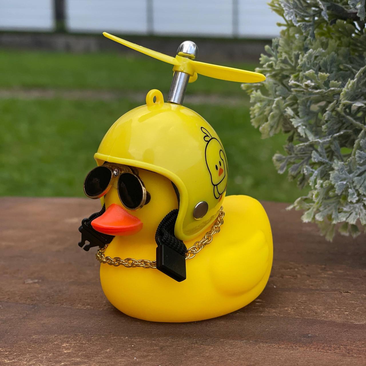Утка автомобильная с шлемом утка в очках Утка автомобильная с шлемом утка в очках