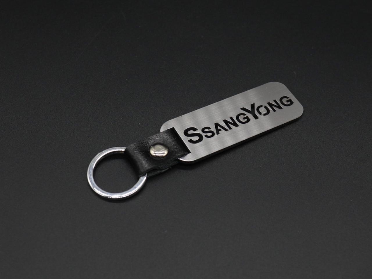 Брелок автомобильный для ключей SsangYong 10х2,5 см Серебристый (1145551709) Брелок автомобильный для ключей SsangYong 10х2,5 см Серебристый (1145551709)