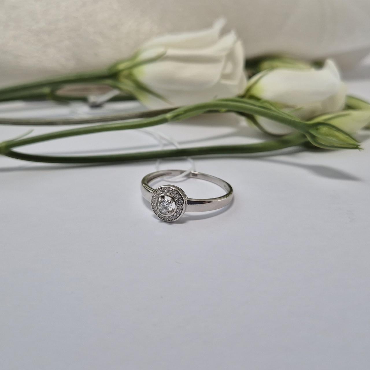 Кольцо с белыми камнями серебро 925 пробы родированное 1,24 г р. 18 (1624к)