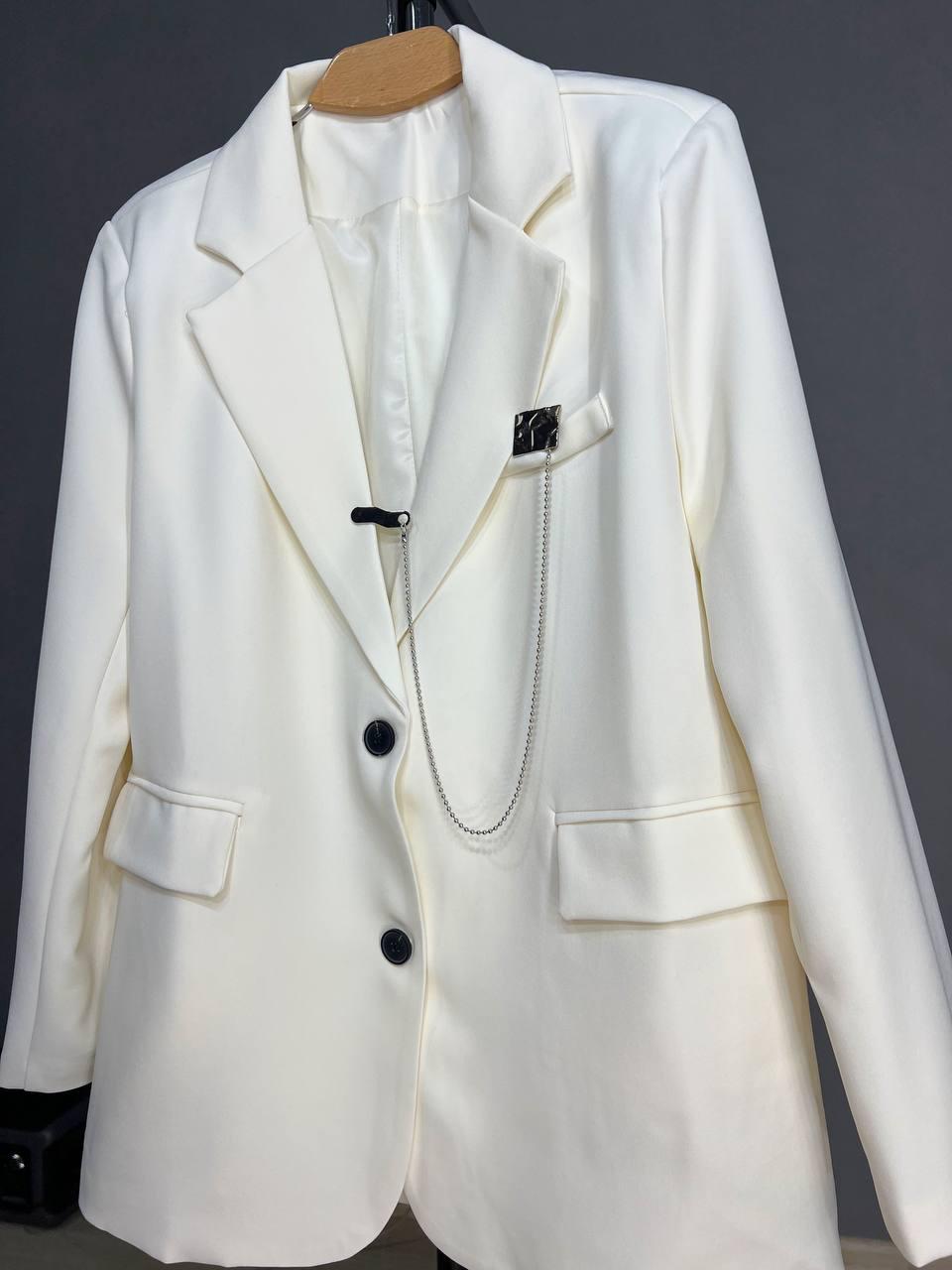 Пиджак женский Qidian 91110 широкий крой на пуговицах с аксессуаром цепочкой OS Белый (3805) - фото 2 Пиджак женский Qidian 91110 широкий крой на пуговицах с аксессуаром цепочкой OS Белый (3805) - фото 2