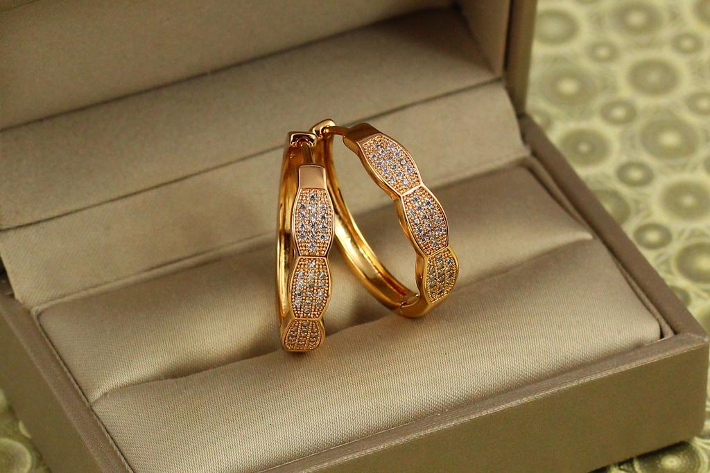Серьги кольца Хuping Jewelry фигурные колечки с камнями 2,5 см Золотистый (29657555)