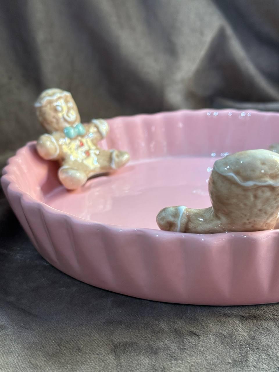 Блюдо сервірувальне новорічне BonaDi Пряниковий чоловічок керамічне 23 см Рожевий (834-451) - фото 3