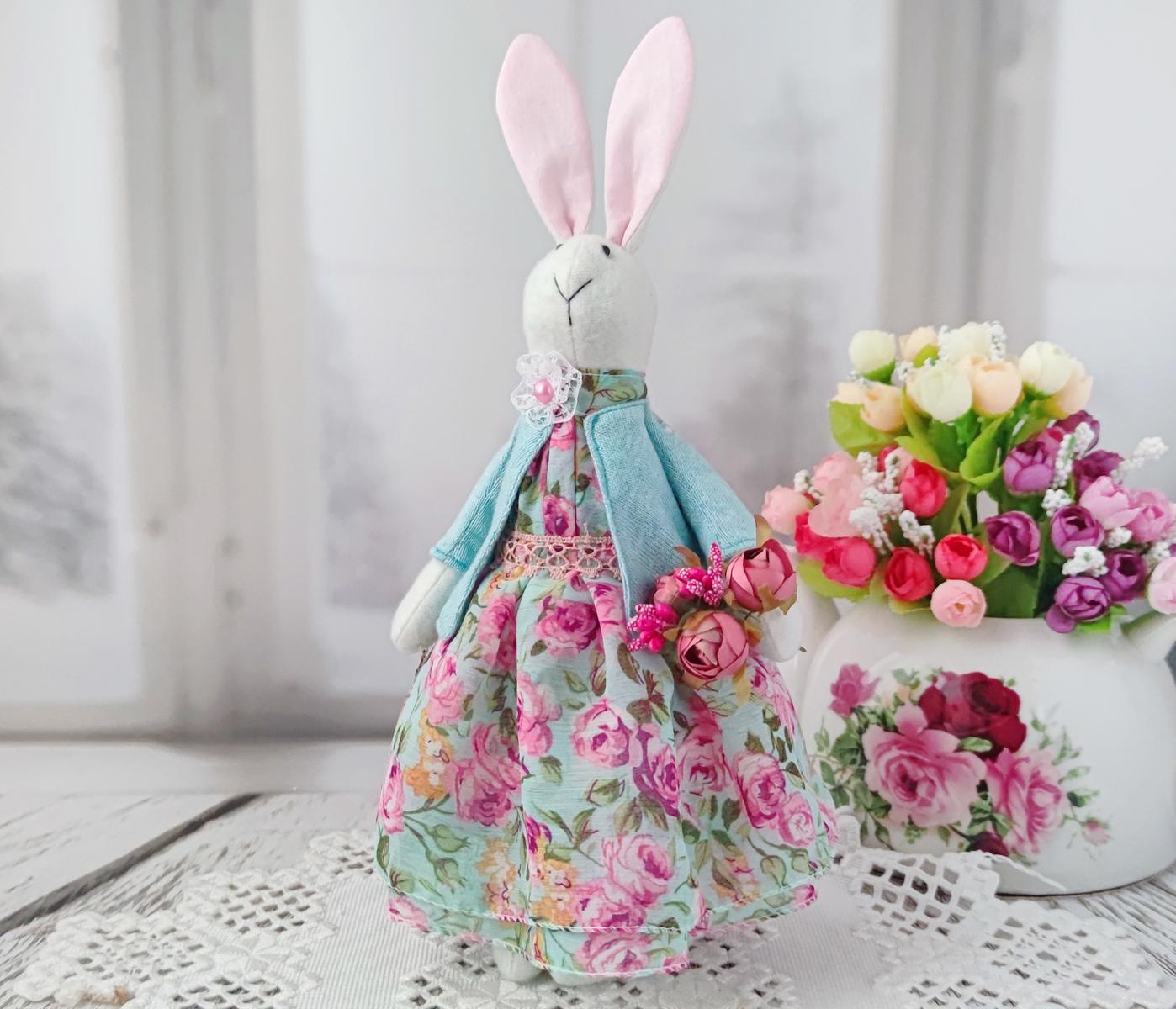 Игрушка ручной работы в стиле тильда "Зайка весенняя"