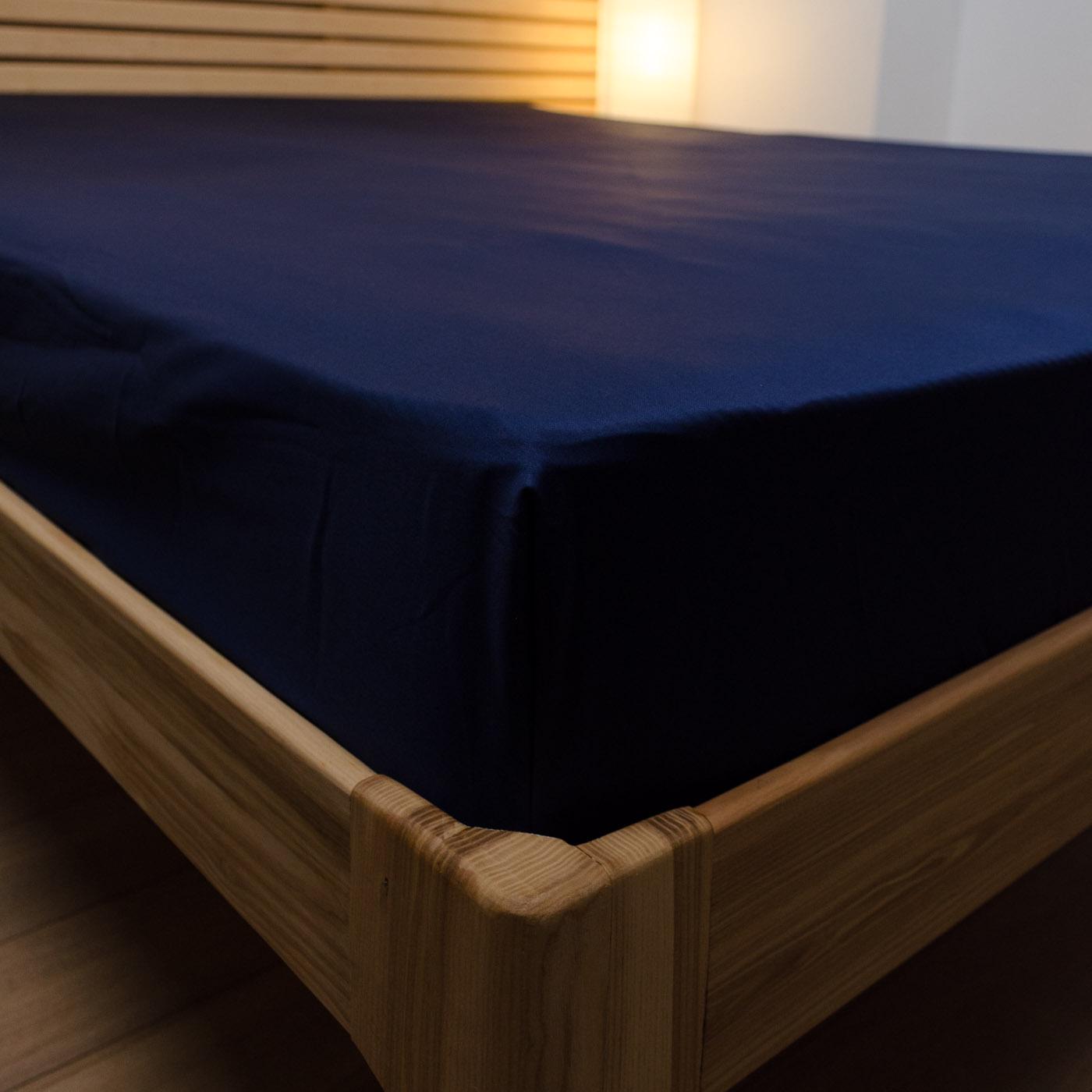 Простынь на резинке двуспальная сатин хлопок 125 г/м2 160х200х25 см Темно-синий (chn-pnr-sa-160-25-dblue) - фото 3 Простынь на резинке двуспальная сатин хлопок 125 г/м2 160х200х25 см Темно-синий (chn-pnr-sa-160-25-dblue) - фото 3