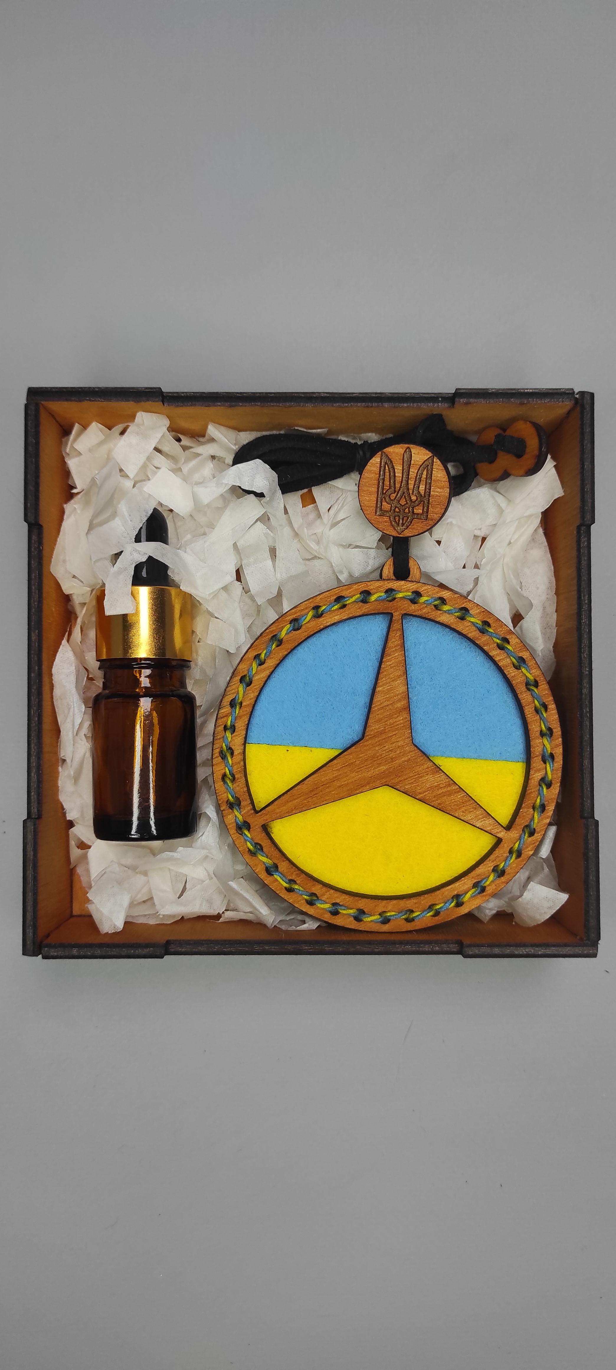 Ароматизатор из дерева в машину с логотипом Mercedes-Benz Баблгам и подарочный бокс - фото 2 Ароматизатор из дерева в машину с логотипом Mercedes-Benz Баблгам и подарочный бокс - фото 2