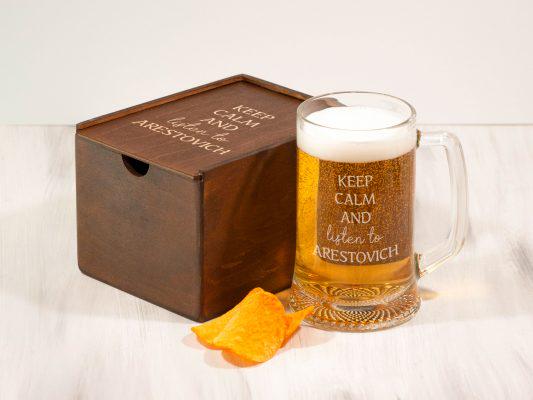 Бокал для пива с фразой Woodpresentstudio "Keep calm and listen to Arestovich" в деревянной коробке