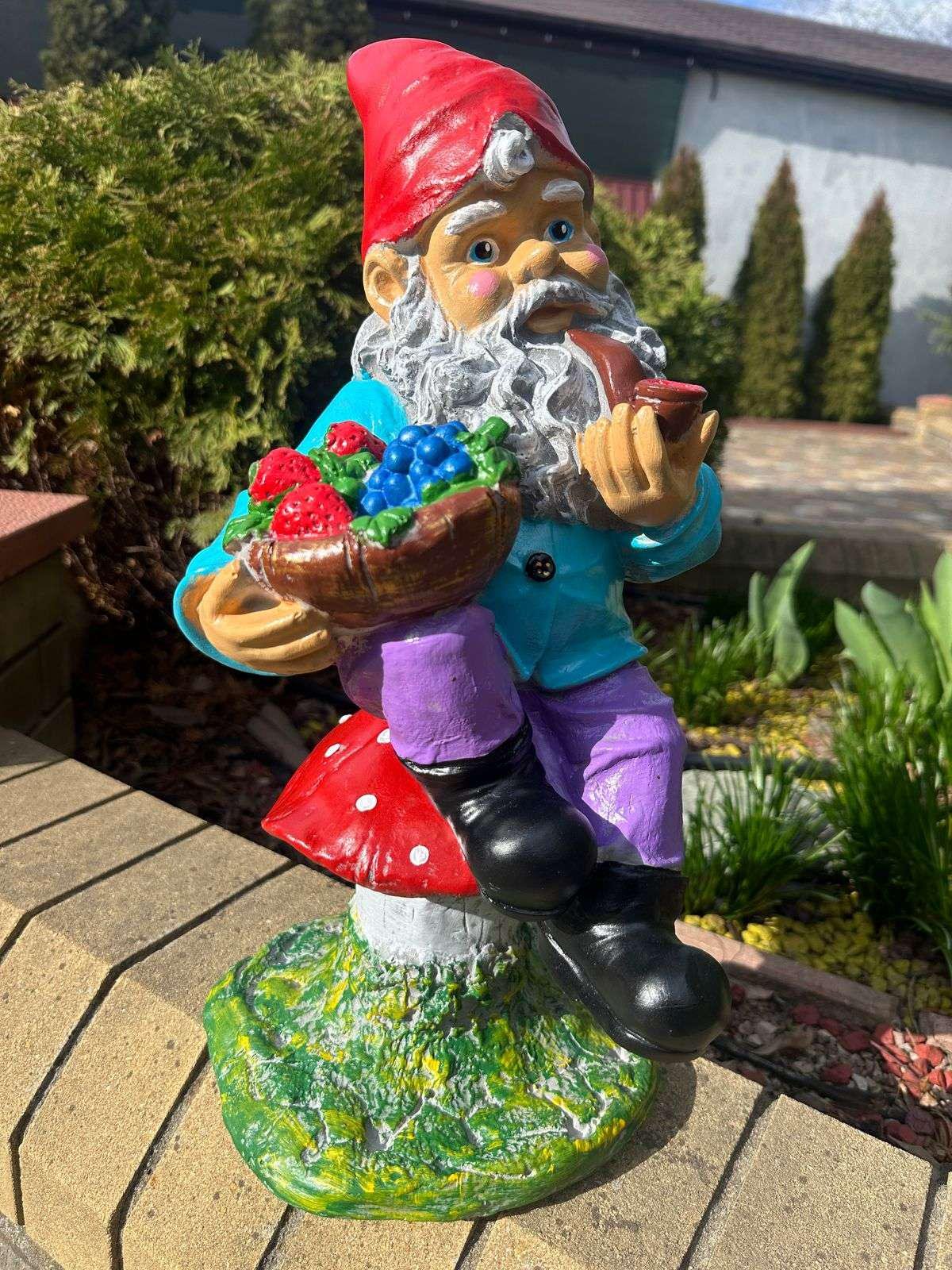 Фигура садовая Гном на грибе с трубкой гипс ручная работа