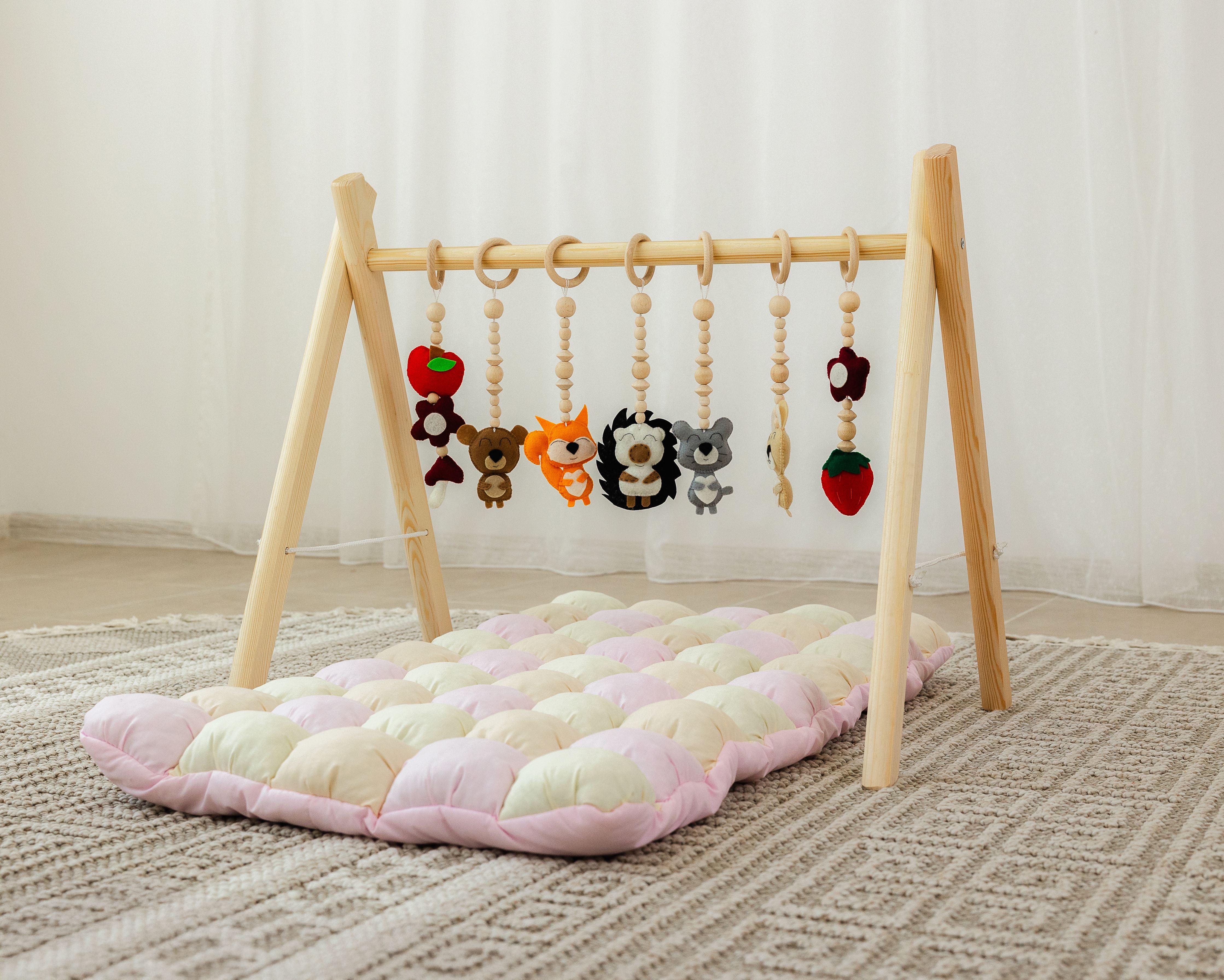 Мобиль деревянный напольный Монтессори Лесные зверьки с матрасиком Алиса (0002302)
