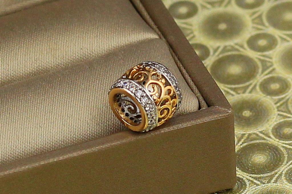 Кулон шарм Xuping Jewelry ажурный узор с родием и фианитами по бокам 8 мм Золотистый (1613450112)