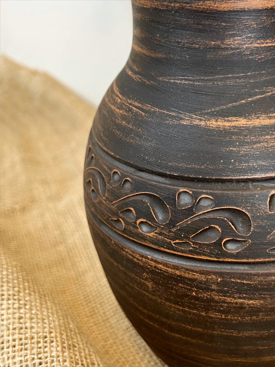 Кувшин керамический глиняный резной с ручкой декор 2 л (3000-37) - фото 3 Кувшин керамический глиняный резной с ручкой декор 2 л (3000-37) - фото 3