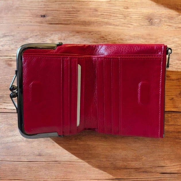 Гаманець жіночий маленький шкіряний на магніті Vera Pelle з клямкою поцілунок 13х10 см (3045) - фото 4 Гаманець жіночий маленький шкіряний на магніті Vera Pelle з клямкою поцілунок 13х10 см (3045) - фото 4