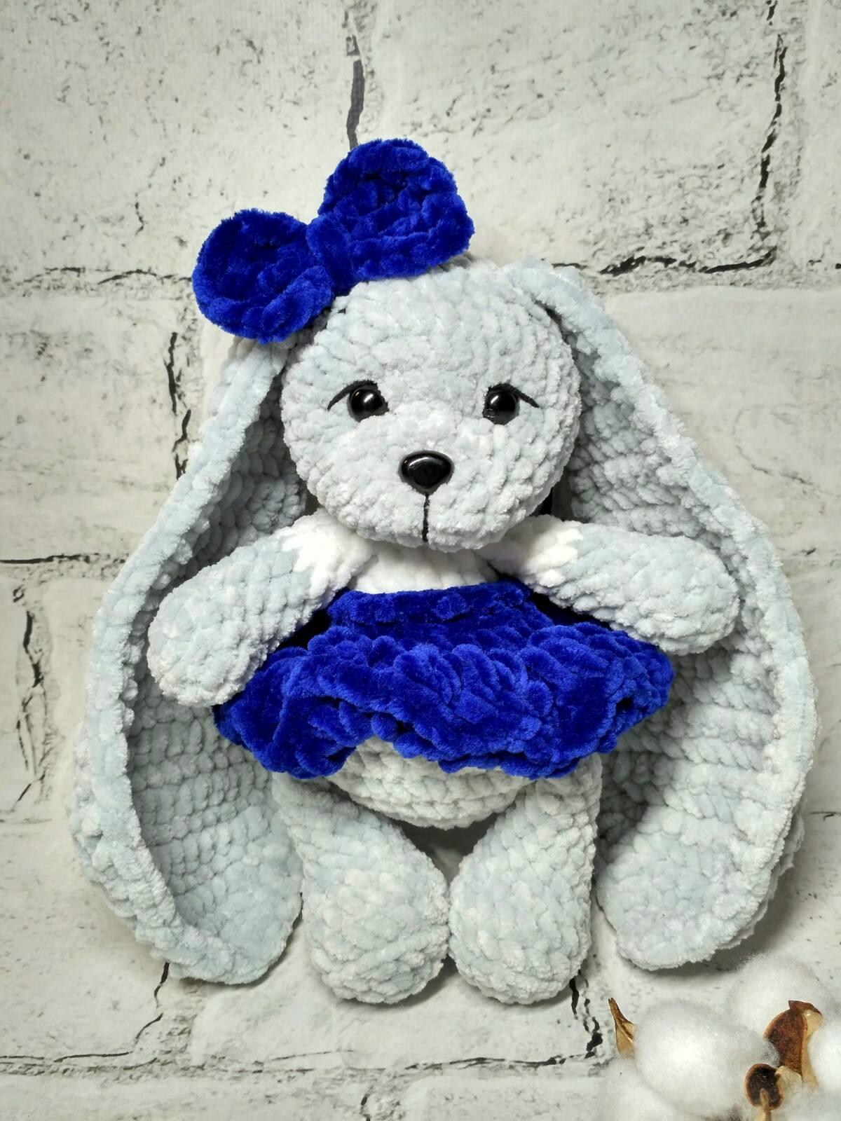 М'яка в'язана іграшка ручної роботи Зайчик в сукні 23 см Сірий з синім (202-68-33)