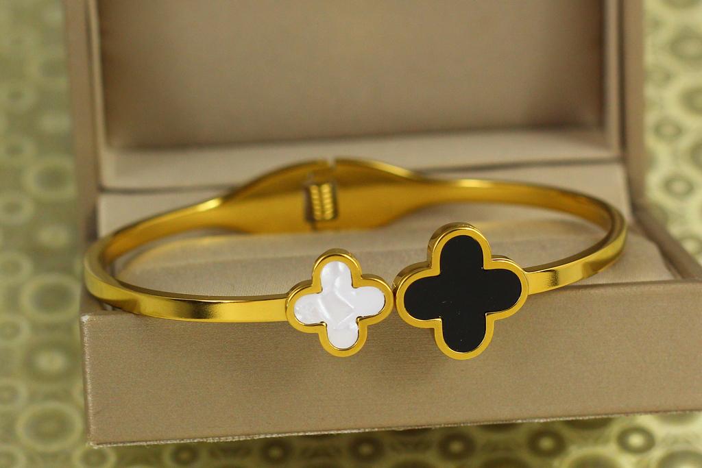 Браслет бенгл Xuping Jewelry жесткий Black and White Clover 60 мм на руку от 17 до 19 см Лимонный