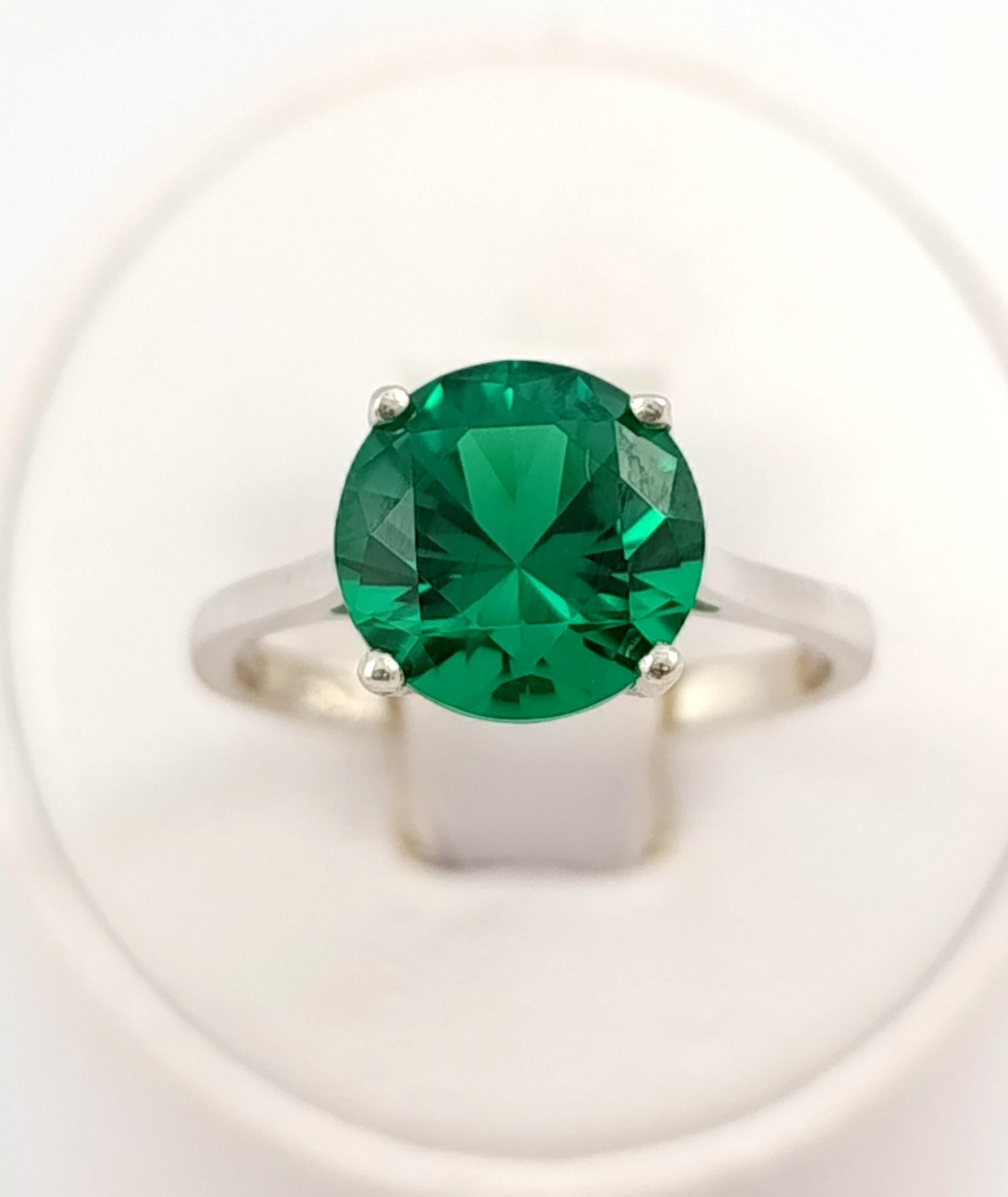 Кольцо серебряное с изумрудом Nano р. 18 КТ4500-из-18)