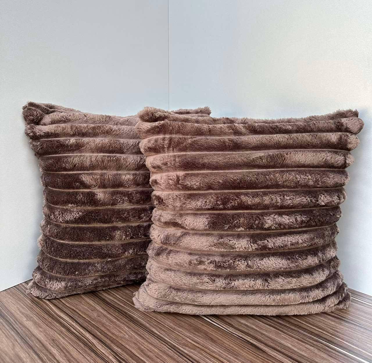 Подушки декоративні дивані антиалергенні 2 шт. 45х45 см Темно-коричневий (П4-puduska-navolochka-001-07) - фото 1 Подушки декоративні дивані антиалергенні 2 шт. 45х45 см Темно-коричневий (П4-puduska-navolochka-001-07) - фото 1