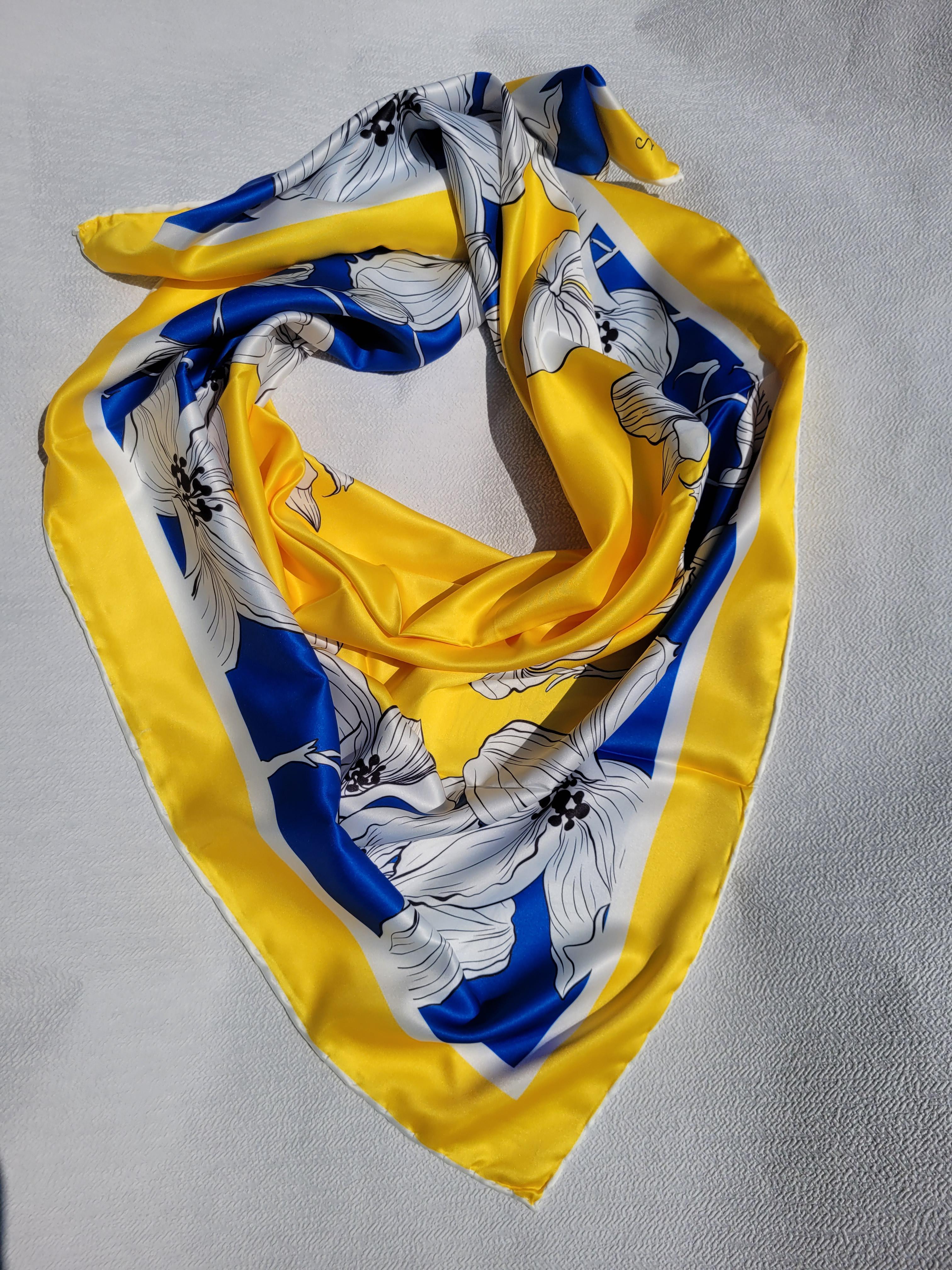 Платок женский патриотический шелковый Белые цветы на патриотическом фоне 90х90 см Сине-желтый