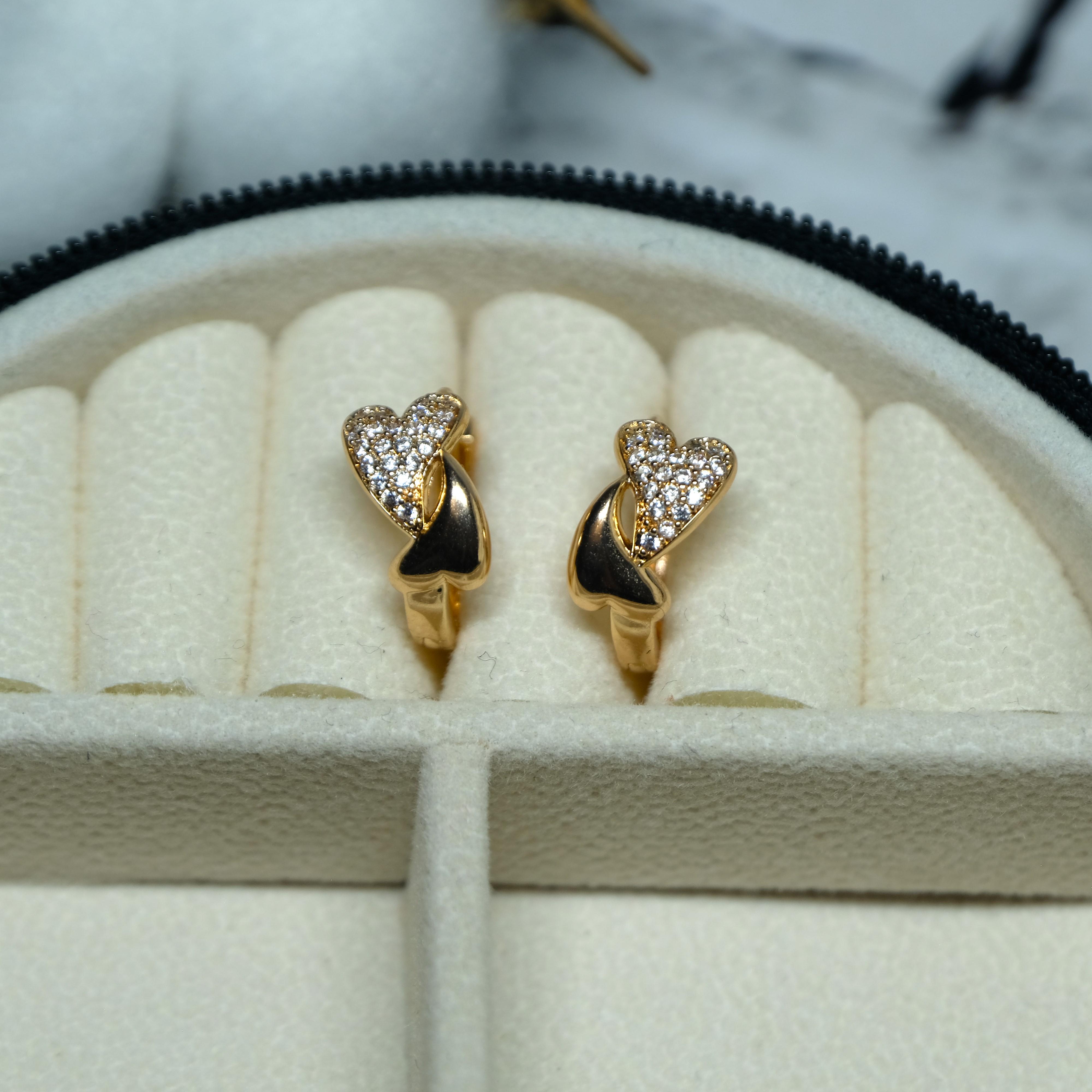 Сережки-кольца Xuping Jewerly сердечки с белым цирконом из медицинского сплава 15х8 мм (XC-2690) Сережки-кольца Xuping Jewerly сердечки с белым цирконом из медицинского сплава 15х8 мм (XC-2690)