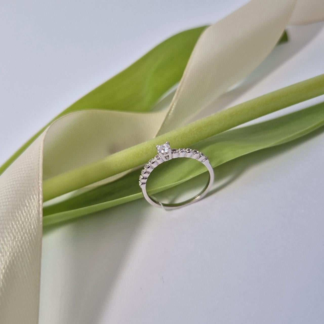 Кольцо с белым камнем серебро 925 пробы родированное 1,00 г р. 17 (4297р)