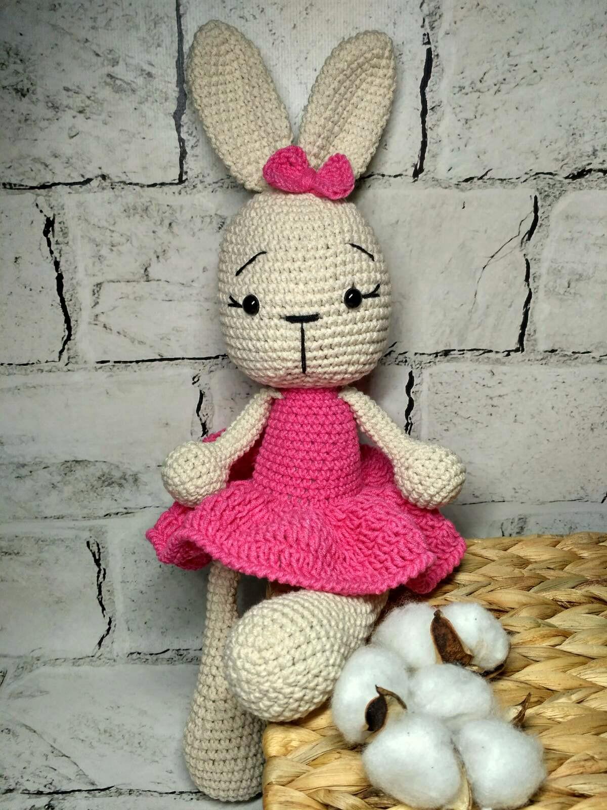 М'яка іграшка в'язана ручної роботи Зайчик Ліліт в сукні 25 см Рожевий (202-9-21) - фото 3